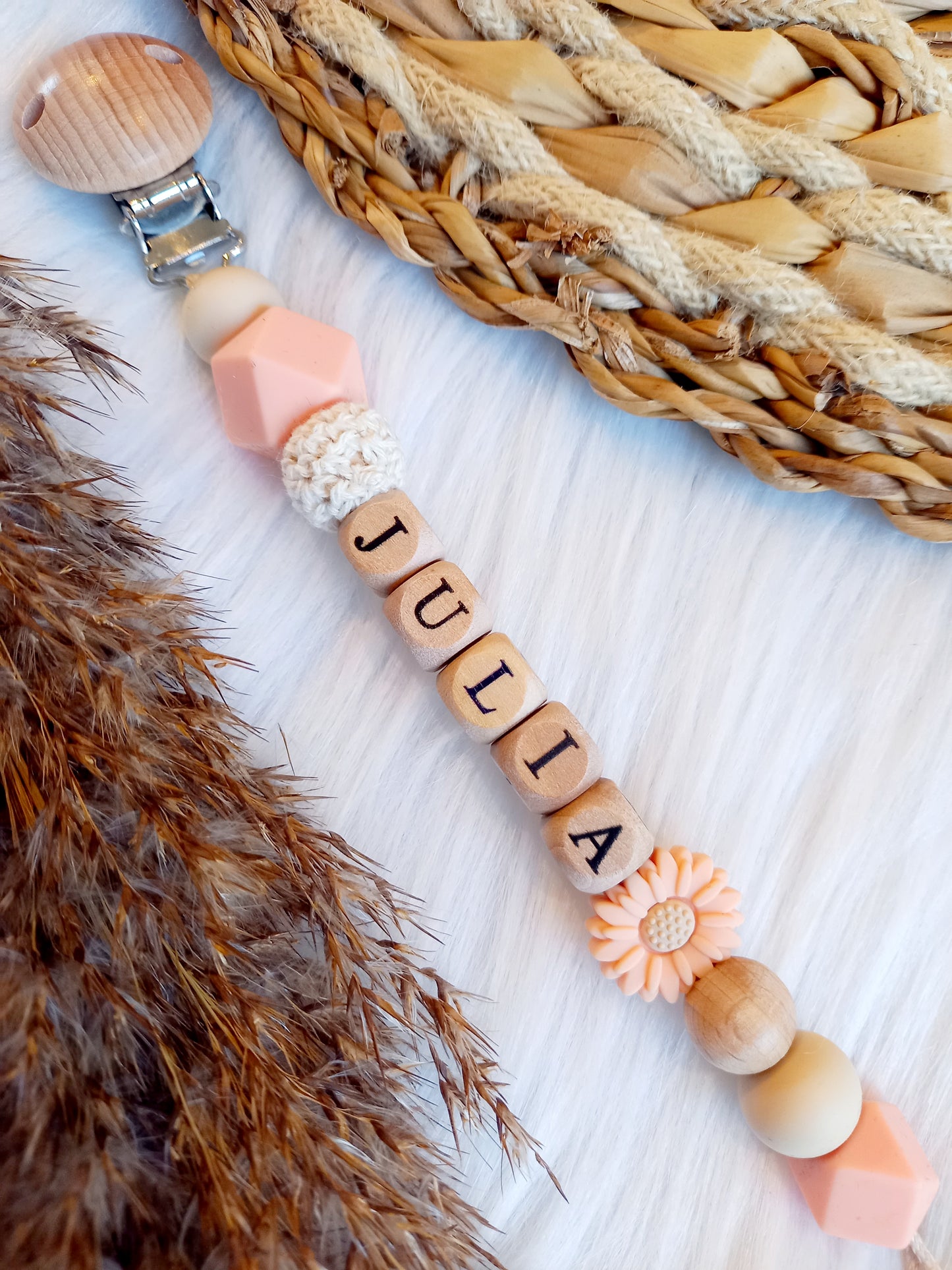 Met deze hippe speenkoord raak je je speen nooit meer kwijt. Hij is makkelijk te bevestigen op de kleding van je kleintje. Deze verantwoorde speenkoord is niet alleen handig maar ook heel hip. Speenketting, babyaccessoires, nursery, happy by lies, tuttenkoord, siliconen kralen. speenkoord met naam daisy peach