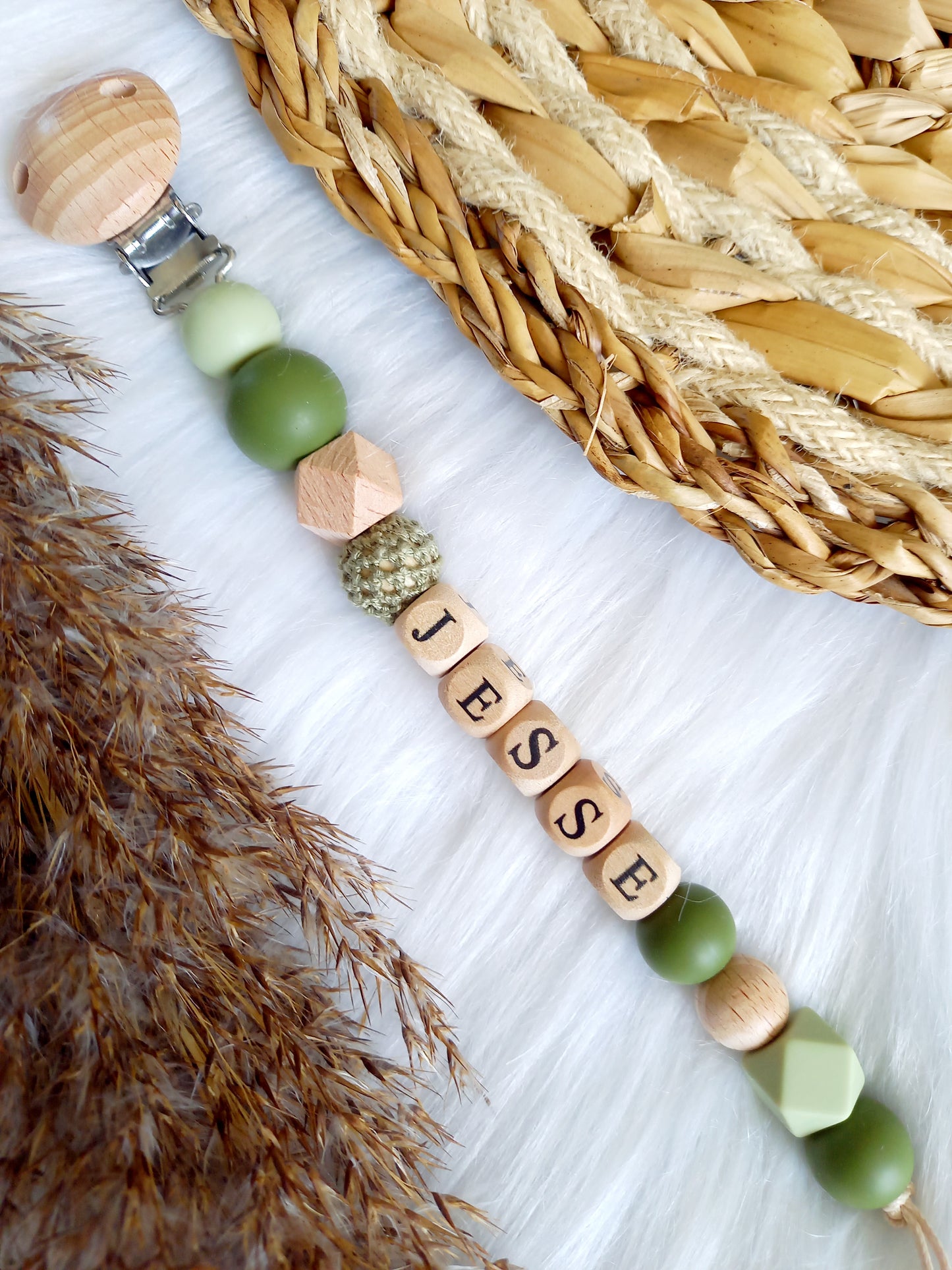 Met deze hippe speenkoord raak je je speen nooit meer kwijt. Hij is makkelijk te bevestigen op de kleding van je kleintje. Deze verantwoorde speenkoord is niet alleen handig maar ook heel hip. Speenketting, babyaccessoires, nursery, happy by lies, tuttenkoord, siliconen kralen. speenkoord met naam mick groen