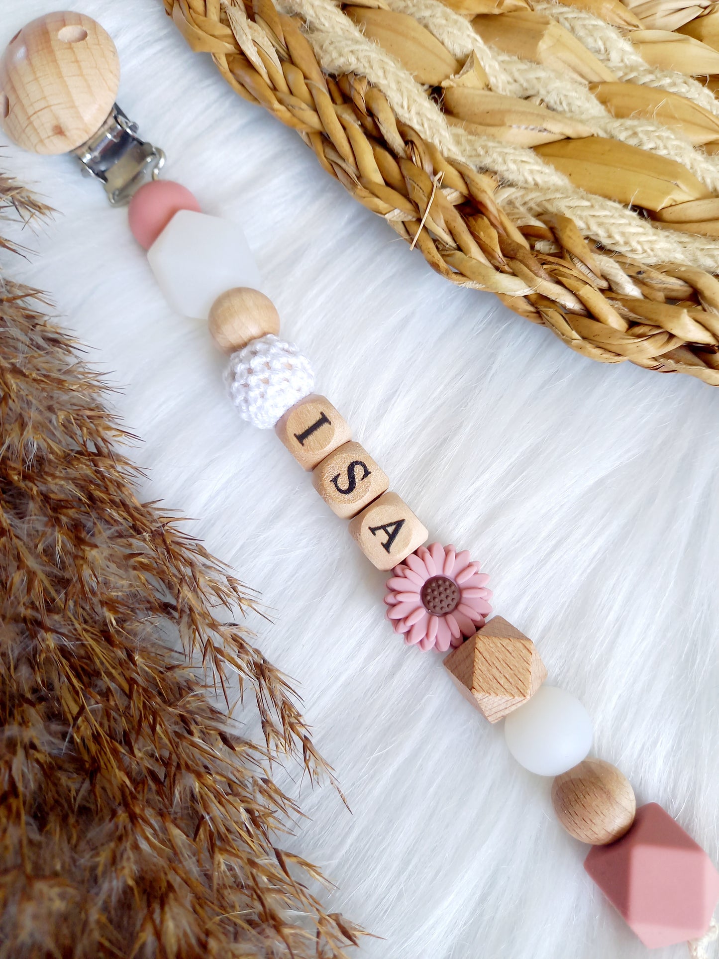 Met deze hippe speenkoord raak je je speen nooit meer kwijt. Hij is makkelijk te bevestigen op de kleding van je kleintje. Deze verantwoorde speenkoord is niet alleen handig maar ook heel hip. Speenketting, babyaccessoires, nursery, happy by lies, tuttenkoord, siliconen kralen. speenkoord met naam daisy powderblush/ clear