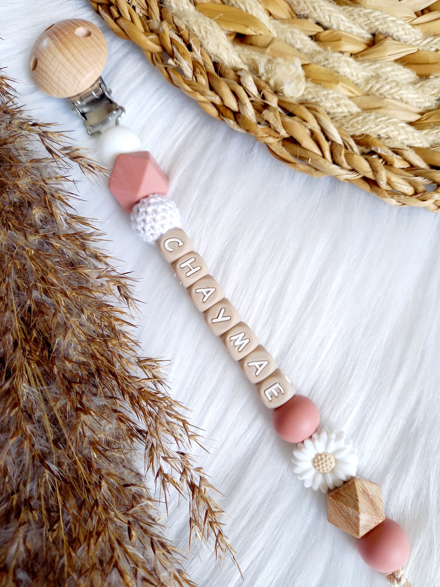 Met deze hippe speenkoord raak je je speen nooit meer kwijt. Hij is makkelijk te bevestigen op de kleding van je kleintje. Deze verantwoorde speenkoord is niet alleen handig maar ook heel hip. Speenketting, babyaccessoires, nursery, happy by lies, tuttenkoord, siliconen kralen. speenkoord met naam daisy, kies je kleuren zelf