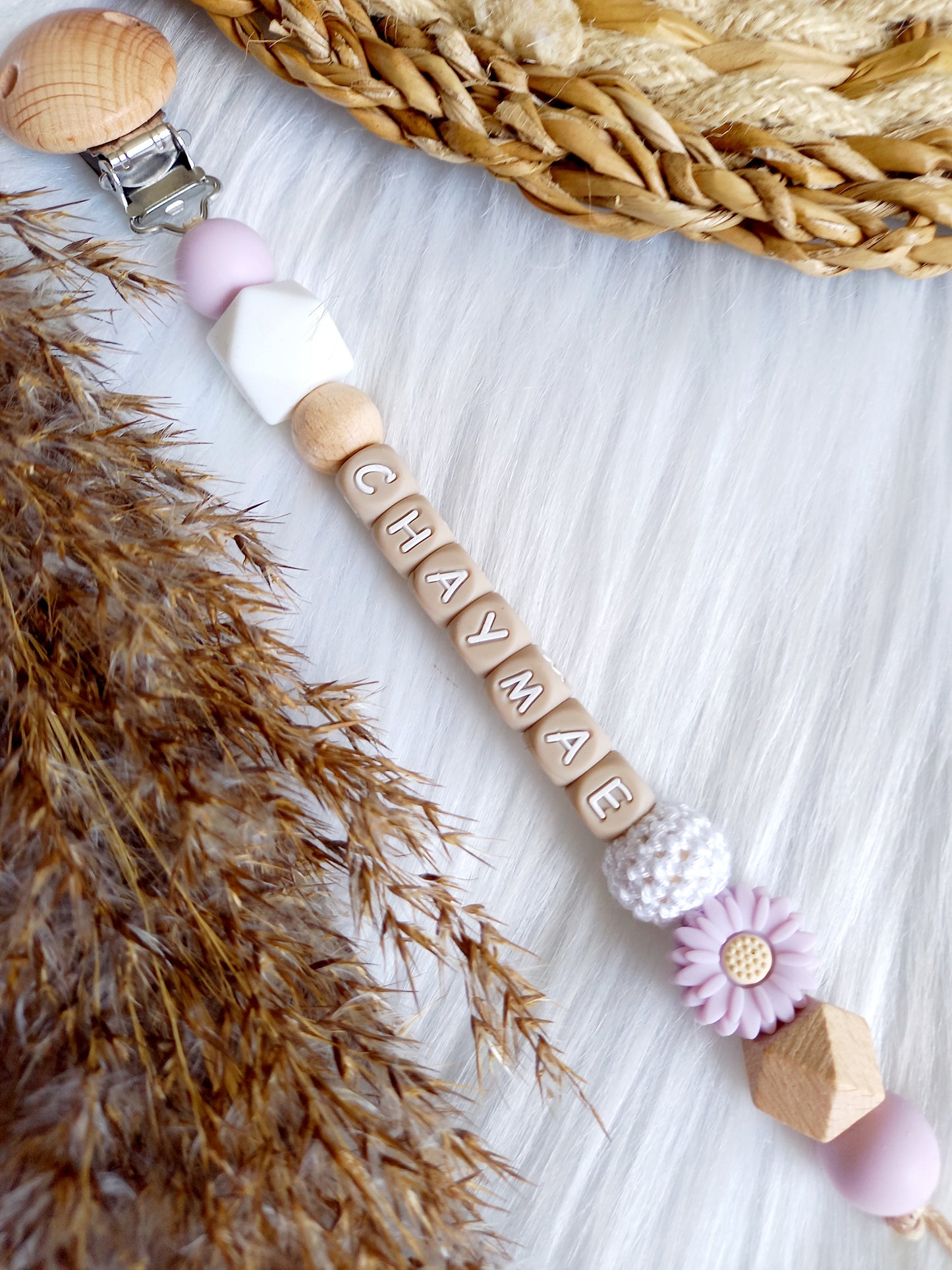 Met deze hippe speenkoord raak je je speen nooit meer kwijt. Hij is makkelijk te bevestigen op de kleding van je kleintje. Deze verantwoorde speenkoord is niet alleen handig maar ook heel hip. Speenketting, babyaccessoires, nursery, happy by lies, tuttenkoord, siliconen kralen. speenkoord met naam daisy, kies je kleuren zelf