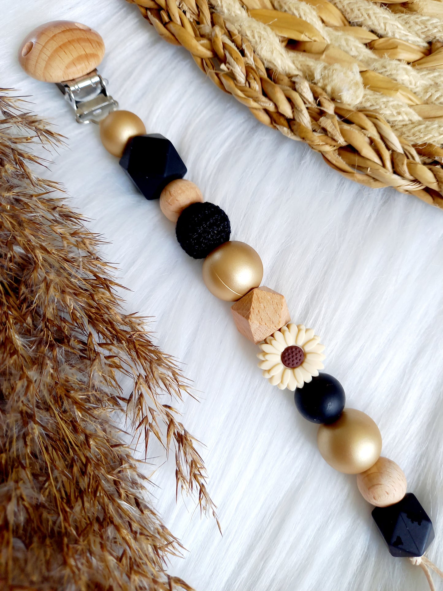 Met deze hippe speenkoord raak je je speen nooit meer kwijt. Hij is makkelijk te bevestigen op de kleding van je kleintje. Deze verantwoorde speenkoord is niet alleen handig maar ook heel hip. Speenketting, babyaccessoires, nursery, happy by lies, tuttenkoord, siliconen kralen. speenkoord met naam daisy, kies je kleuren zelf
