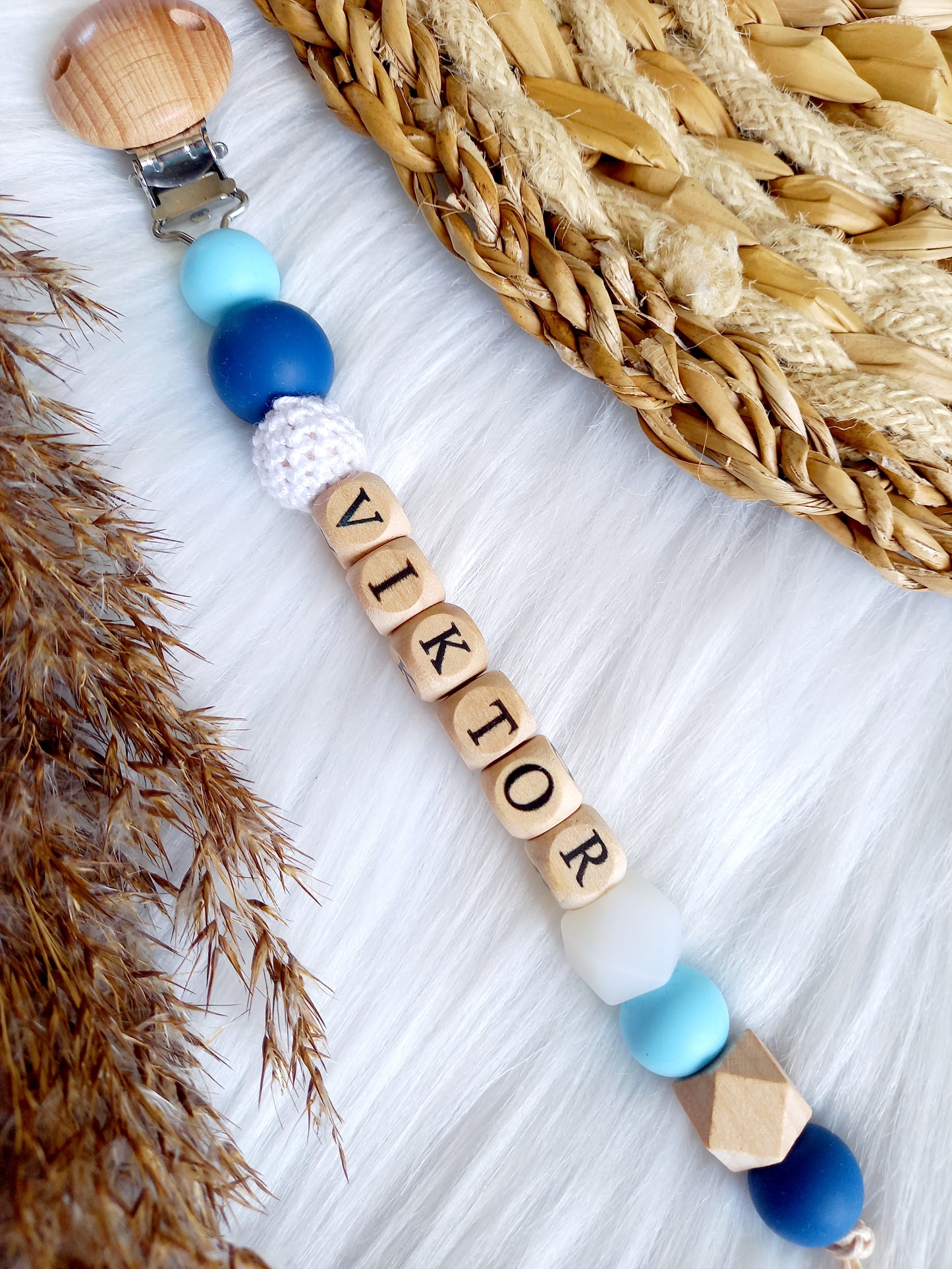 Met deze hippe speenkoord raak je je speen nooit meer kwijt. Hij is makkelijk te bevestigen op de kleding van je kleintje. Deze verantwoorde speenkoord is niet alleen handig maar ook heel hip. Speenketting, babyaccessoires, nursery, happy by lies, tuttenkoord, siliconen kralen. speenkoord met naam jace blauw