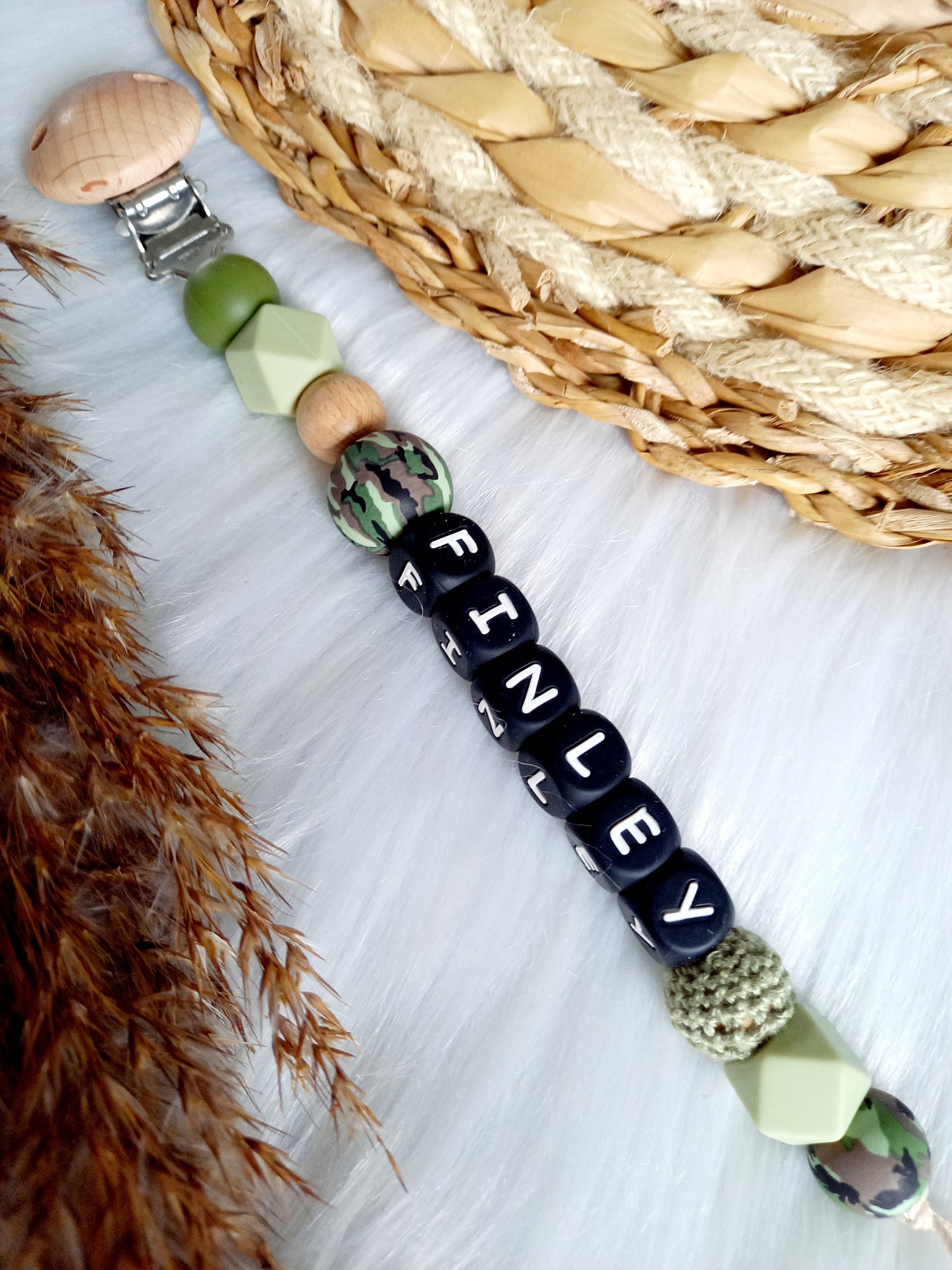 Met deze hippe speenkoord raak je je speen nooit meer kwijt. Hij is makkelijk te bevestigen op de kleding van je kleintje. Deze verantwoorde speenkoord is niet alleen handig maar ook heel hip. Speenketting, babyaccessoires, nursery, happy by lies, tuttenkoord, siliconen kralen. speenkoord met naam sem, legerprint
