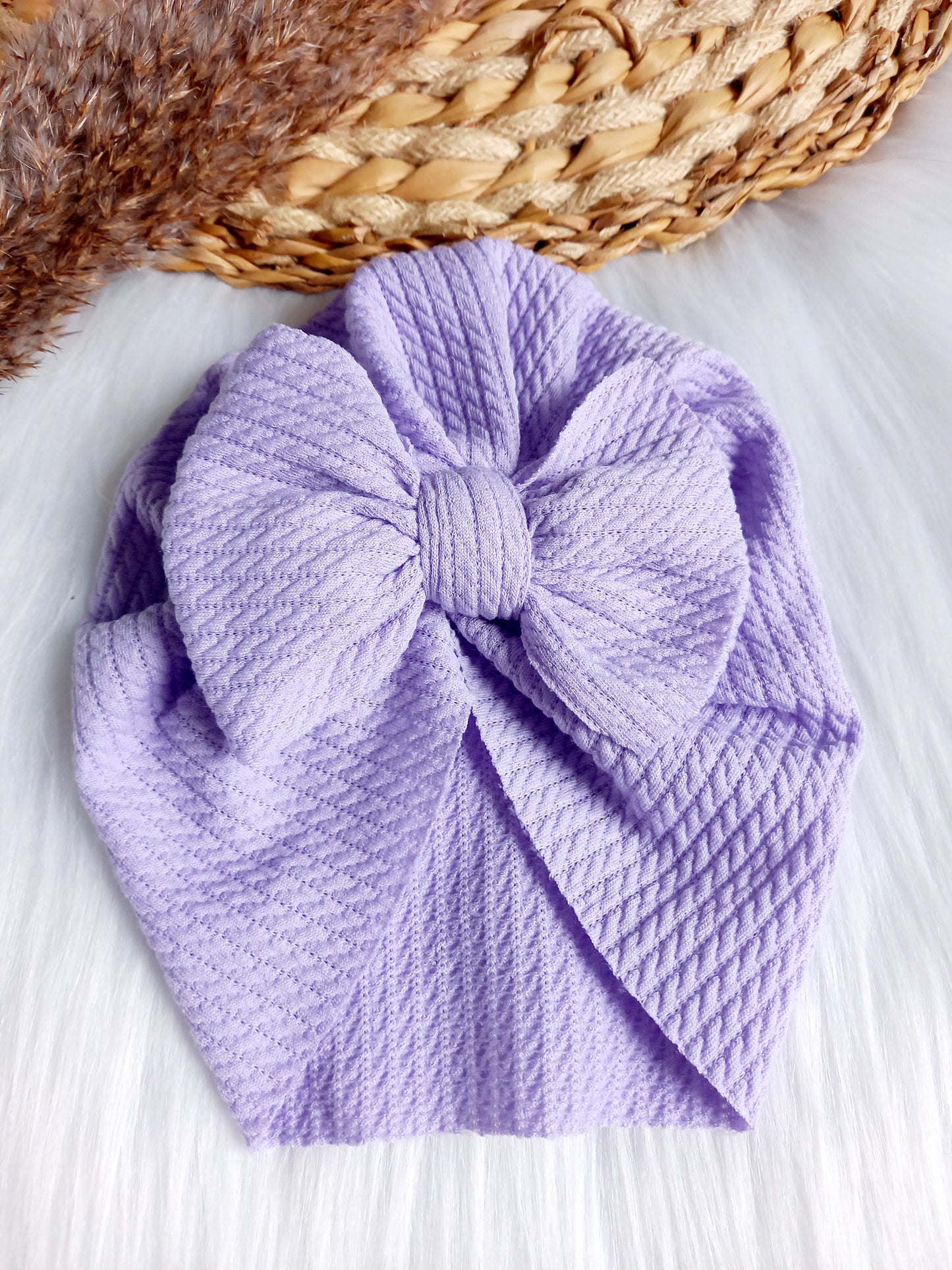 Deze leuke turbans zijn echt een musthave voor je kleintje. Ze zijn verkrijgbaar in verschillende kleuren zodat je het kan matchen bij het outfit van je kleintje. turban baby esmee lila
