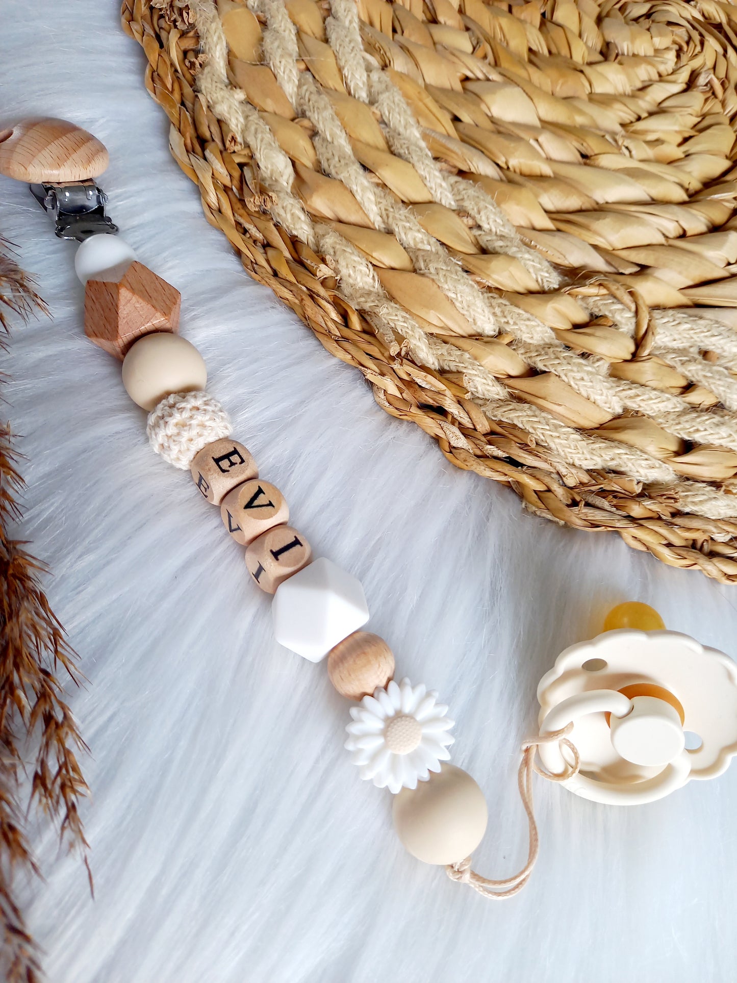 Met deze hippe speenkoord raak je je speen nooit meer kwijt. Hij is makkelijk te bevestigen op de kleding van je kleintje. Deze verantwoorde speenkoord is niet alleen handig maar ook heel hip. Speenketting, babyaccessoires, nursery, happy by lies, tuttenkoord, siliconen kralen. speenkoord met naam lynn daisy