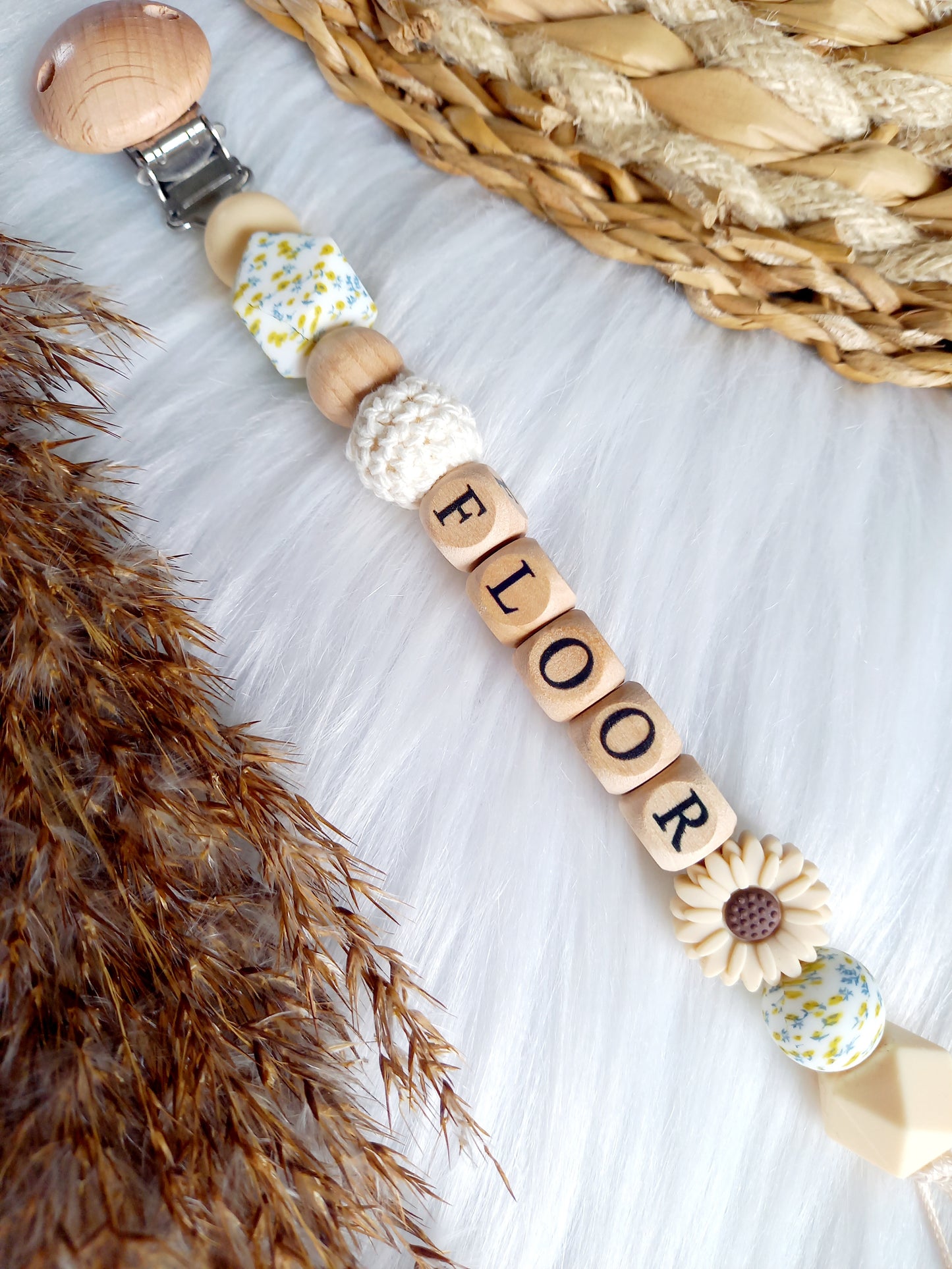 Met deze hippe speenkoord raak je je speen nooit meer kwijt. Hij is makkelijk te bevestigen op de kleding van je kleintje. Deze verantwoorde speenkoord is niet alleen handig maar ook heel hip. Speenketting, babyaccessoires, nursery, happy by lies, tuttenkoord, siliconen kralen. speenkoord met naam daisy, kies je kleuren zelf