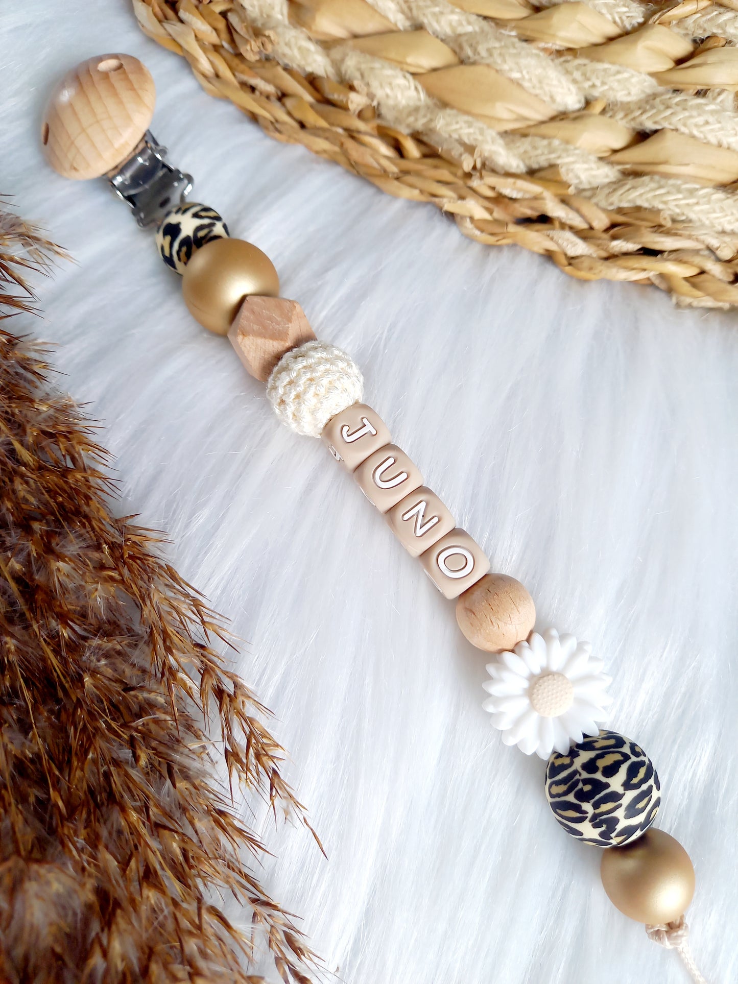 Met deze hippe speenkoord raak je je speen nooit meer kwijt. Hij is makkelijk te bevestigen op de kleding van je kleintje. Deze verantwoorde speenkoord is niet alleen handig maar ook heel hip. Speenketting, babyaccessoires, nursery, happy by lies, tuttenkoord, siliconen kralen. speenkoord met naam daisy, kies je kleuren zelf