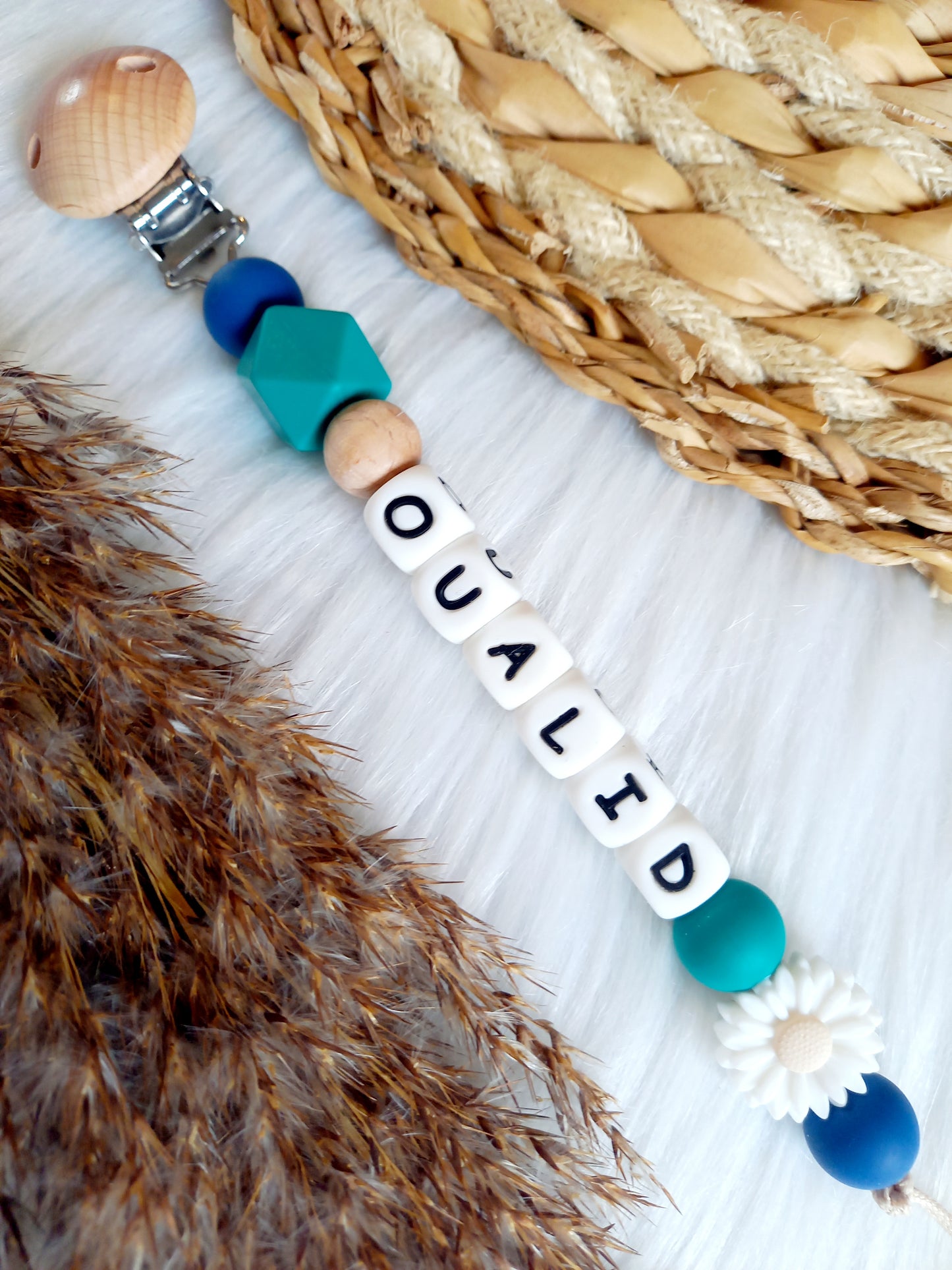 Met deze hippe speenkoord raak je je speen nooit meer kwijt. Hij is makkelijk te bevestigen op de kleding van je kleintje. Deze verantwoorde speenkoord is niet alleen handig maar ook heel hip. Speenketting, babyaccessoires, nursery, happy by lies, tuttenkoord, siliconen kralen. speenkoord met naam daisy, kies je kleuren zelf