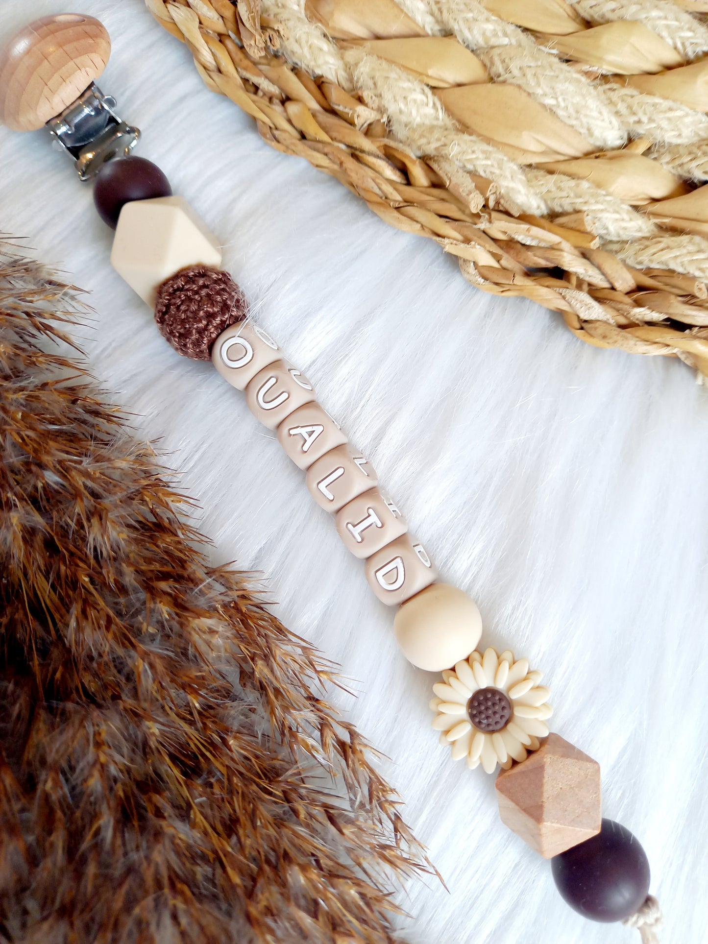 Met deze hippe speenkoord raak je je speen nooit meer kwijt. Hij is makkelijk te bevestigen op de kleding van je kleintje. Deze verantwoorde speenkoord is niet alleen handig maar ook heel hip. Speenketting, babyaccessoires, nursery, happy by lies, tuttenkoord, siliconen kralen. speenkoord met naam daisy, kies je kleuren zelf