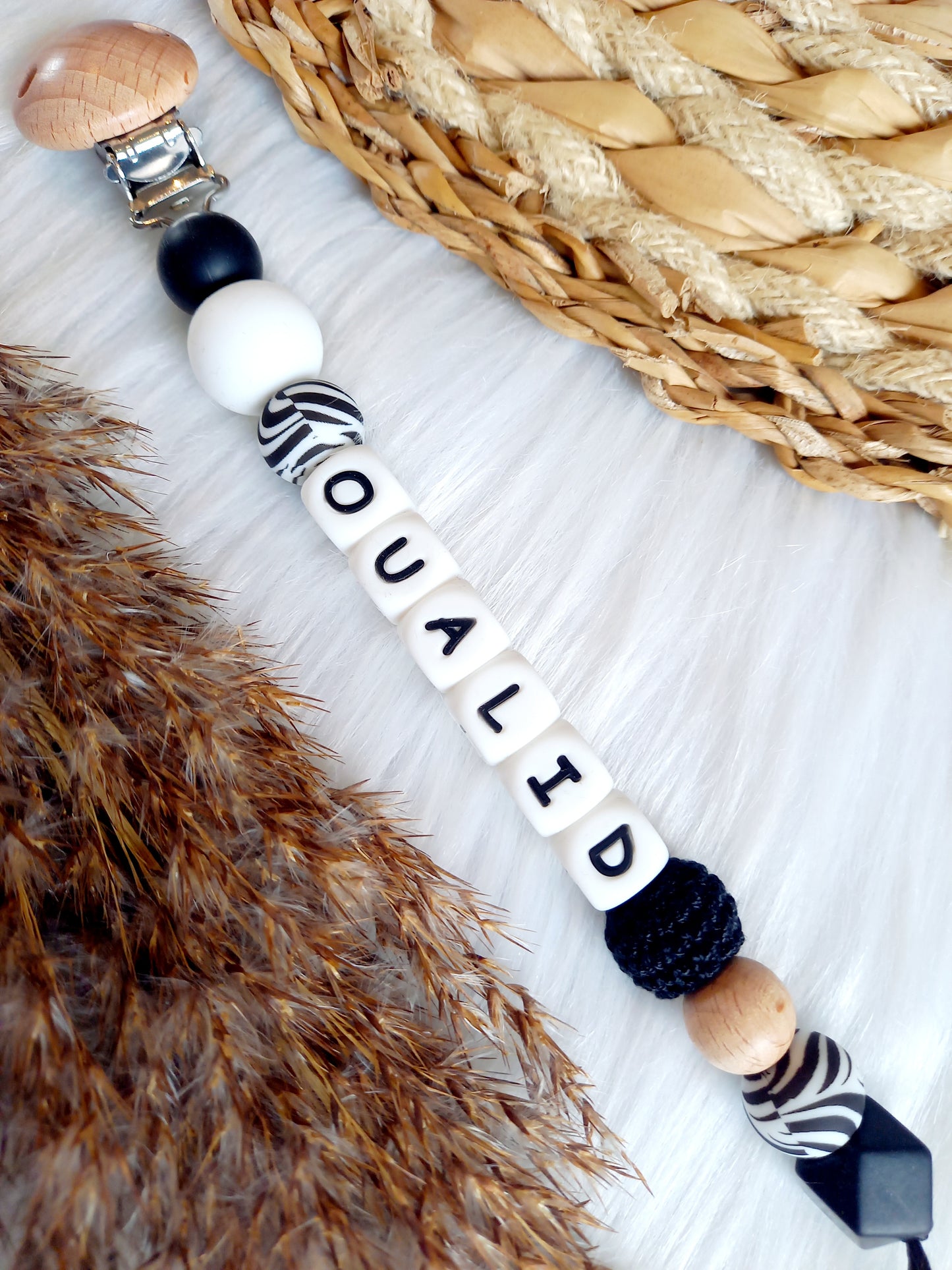Met deze hippe speenkoord raak je je speen nooit meer kwijt. Hij is makkelijk te bevestigen op de kleding van je kleintje. Deze verantwoorde speenkoord is niet alleen handig maar ook heel hip. Speenketting, babyaccessoires, nursery, happy by lies, tuttenkoord, siliconen kralen. speenkoord met naam pien zebra