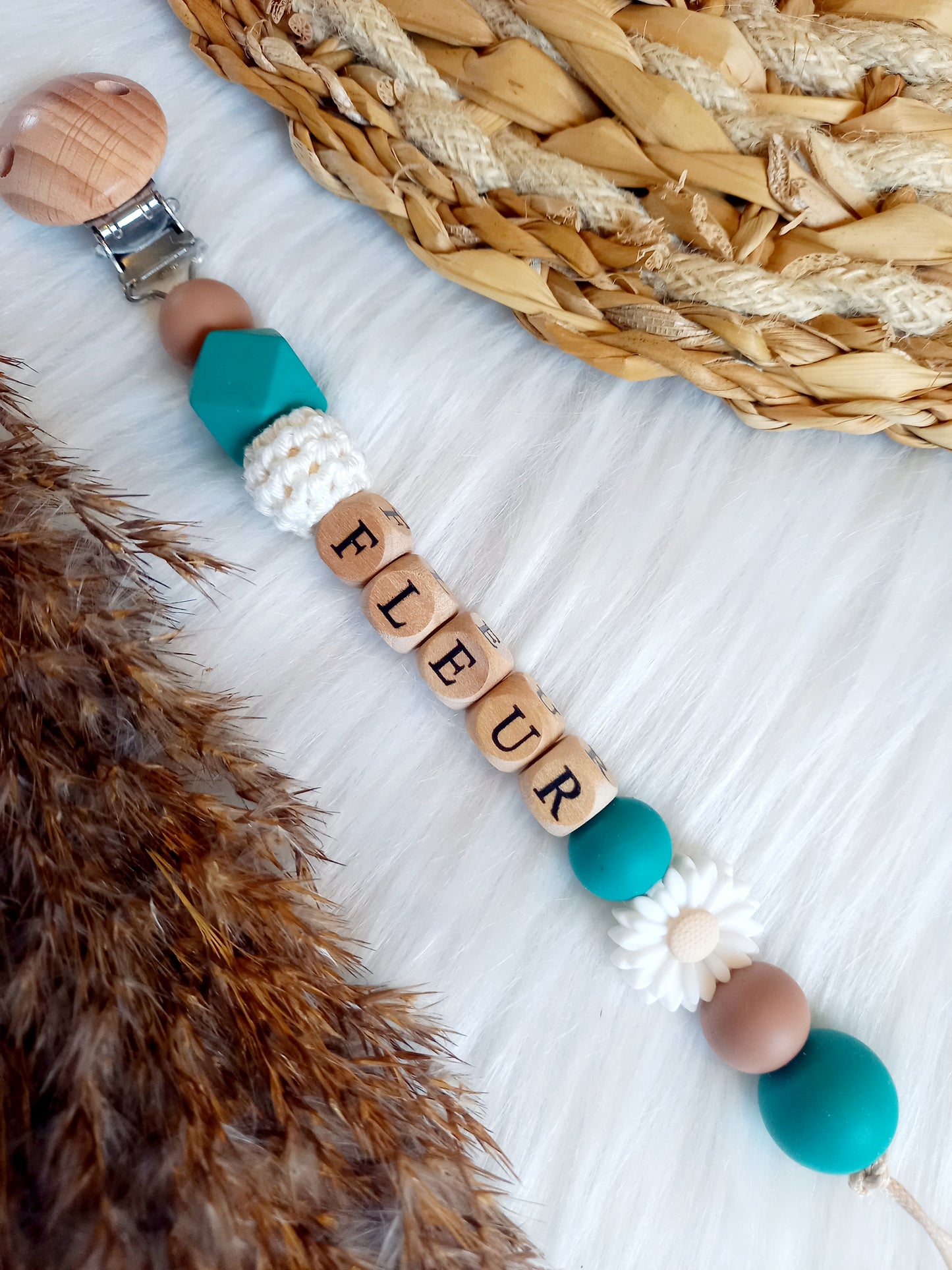 Met deze hippe speenkoord raak je je speen nooit meer kwijt. Hij is makkelijk te bevestigen op de kleding van je kleintje. Deze verantwoorde speenkoord is niet alleen handig maar ook heel hip. Speenketting, babyaccessoires, nursery, happy by lies, tuttenkoord, siliconen kralen. speenkoord met naam daisy, kies je kleuren zelf