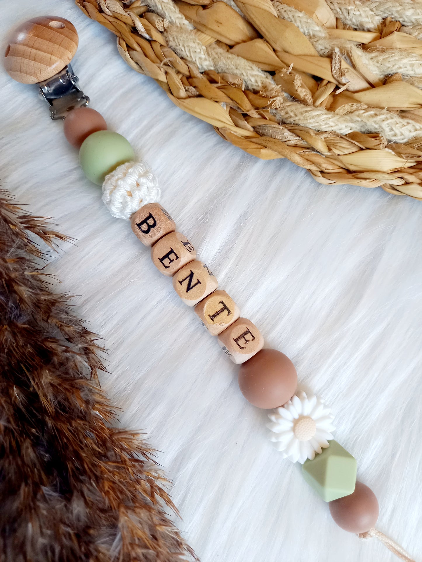 Met deze hippe speenkoord raak je je speen nooit meer kwijt. Hij is makkelijk te bevestigen op de kleding van je kleintje. Deze verantwoorde speenkoord is niet alleen handig maar ook heel hip. Speenketting, babyaccessoires, nursery, happy by lies, tuttenkoord, siliconen kralen. speenkoord met naam daisy, kies je kleuren zelf