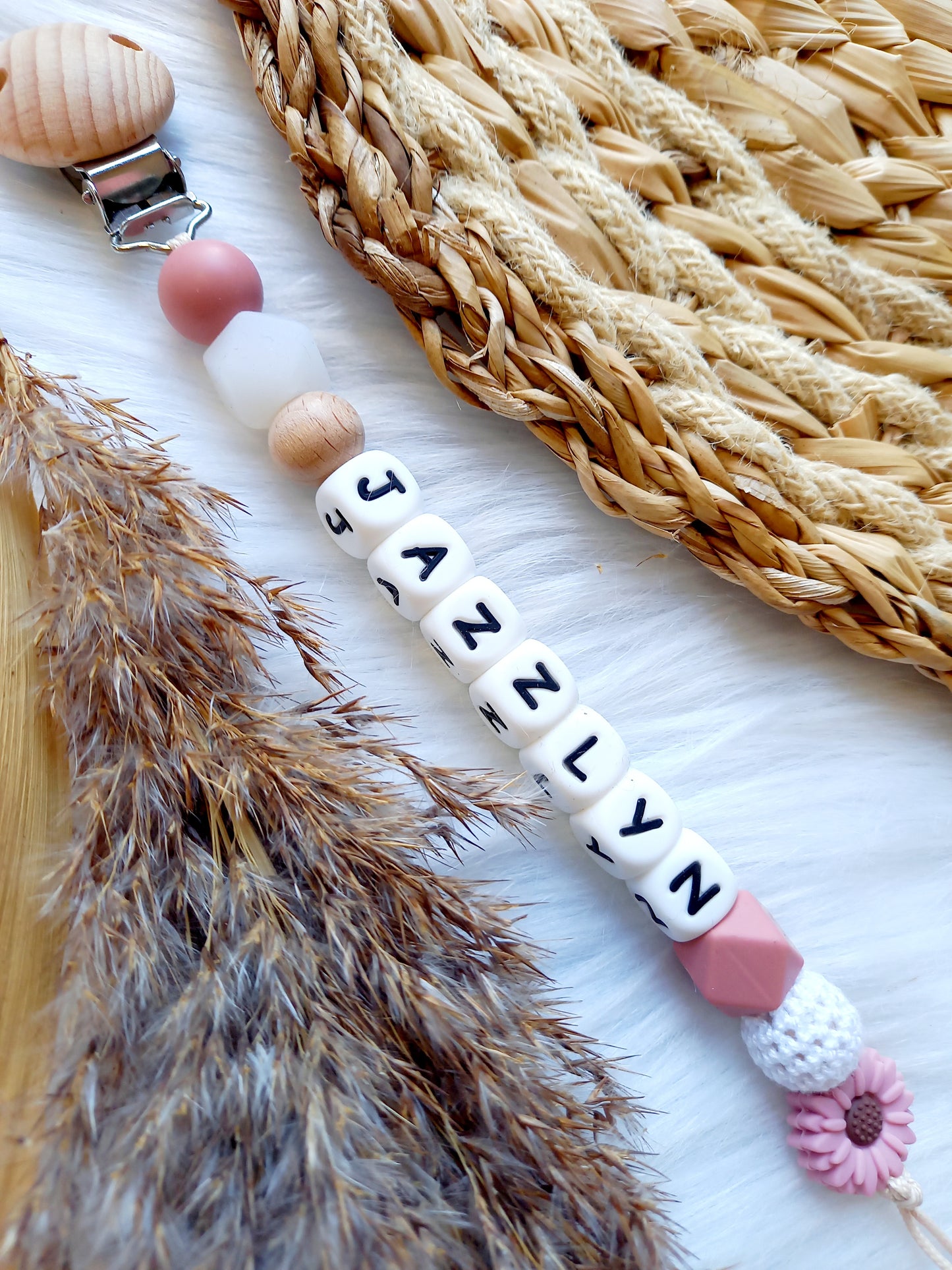 Speenkoord met naam daisy powderblush/clear