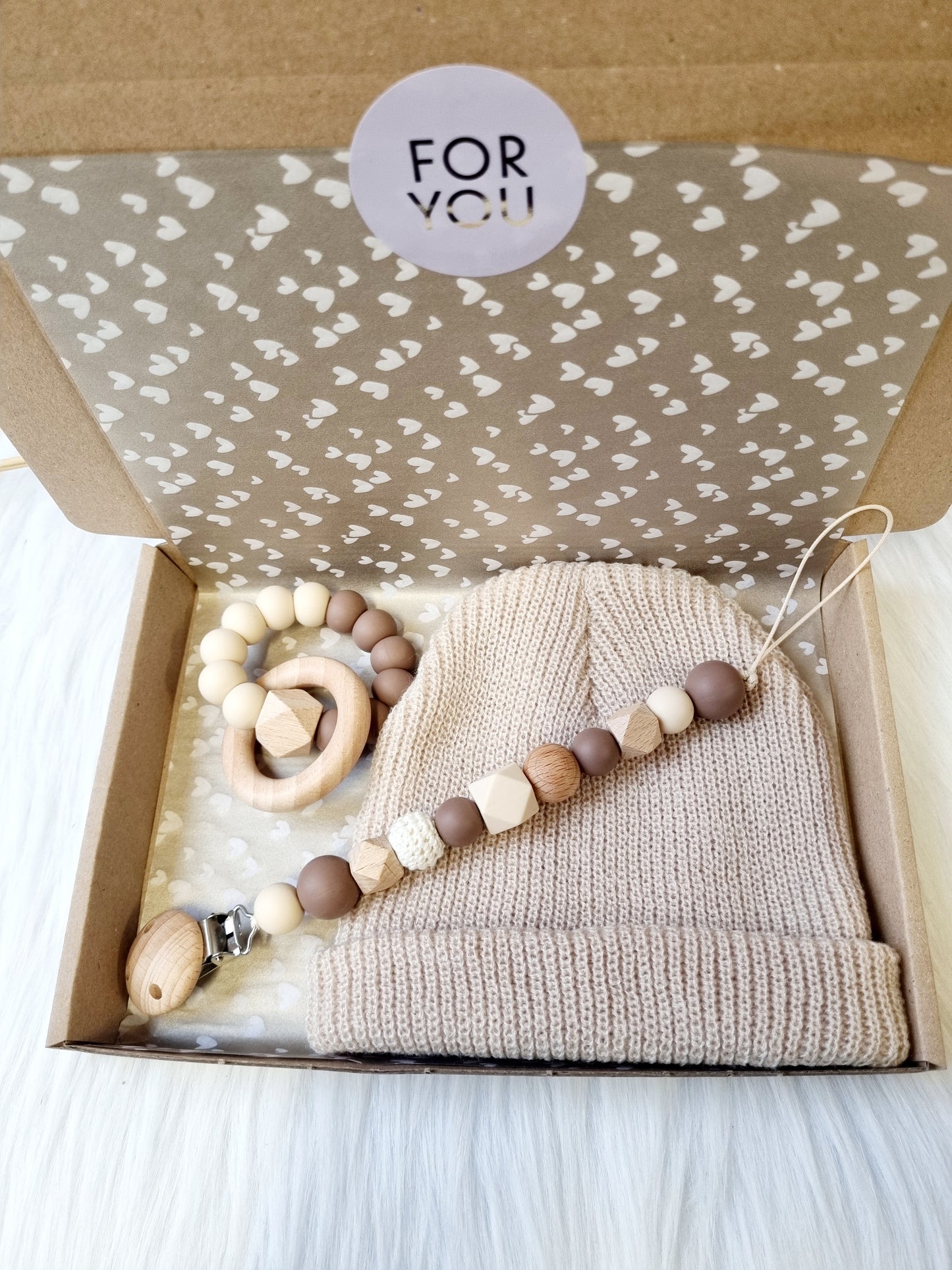kraamcadeau set neutraal, baby mutsje, speenkoord, bijtring
