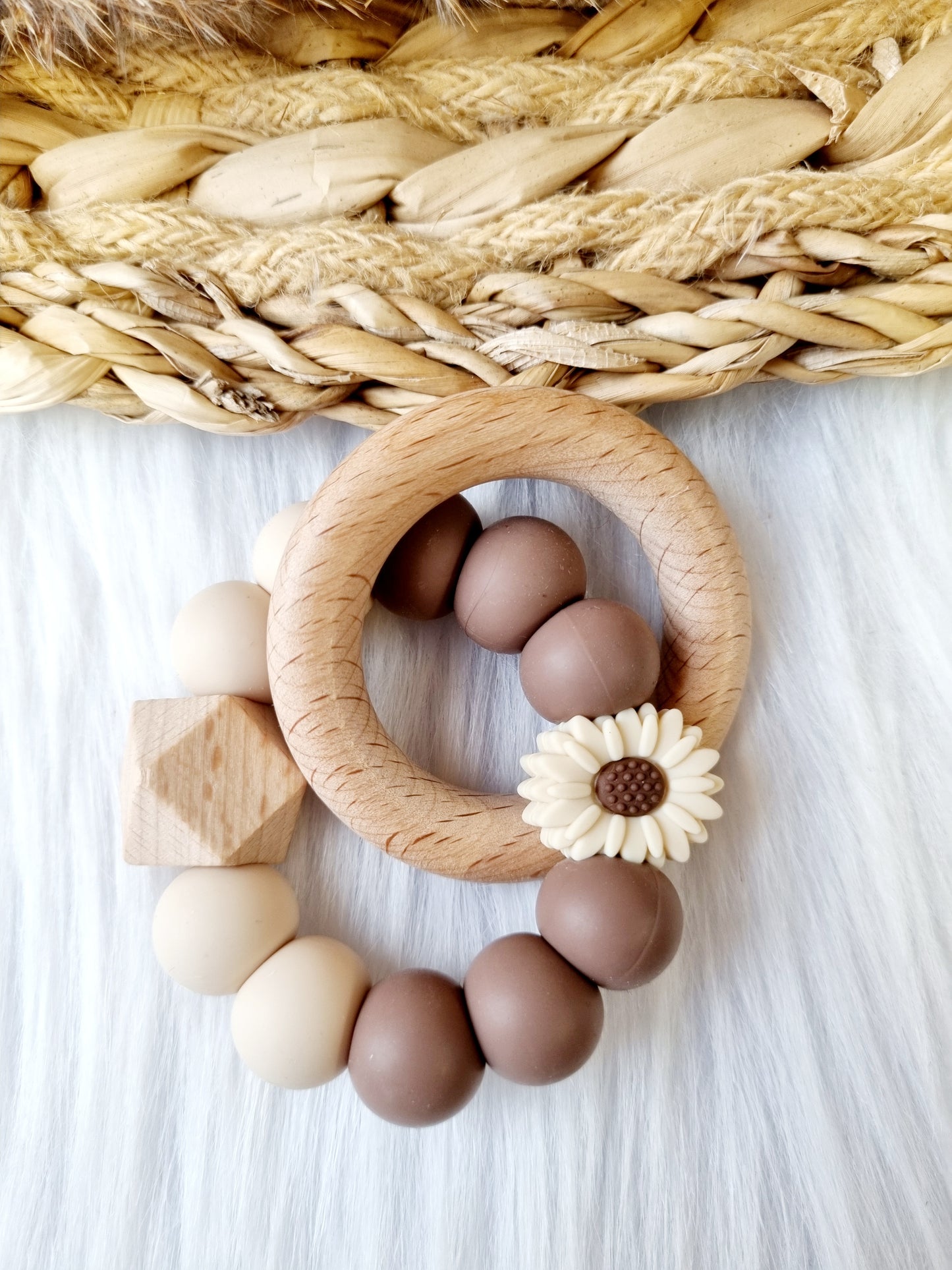 Bijtring daisy beige