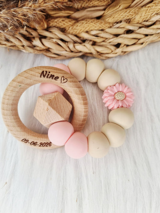 Bijtring gegraveerd daisy babypink, beige