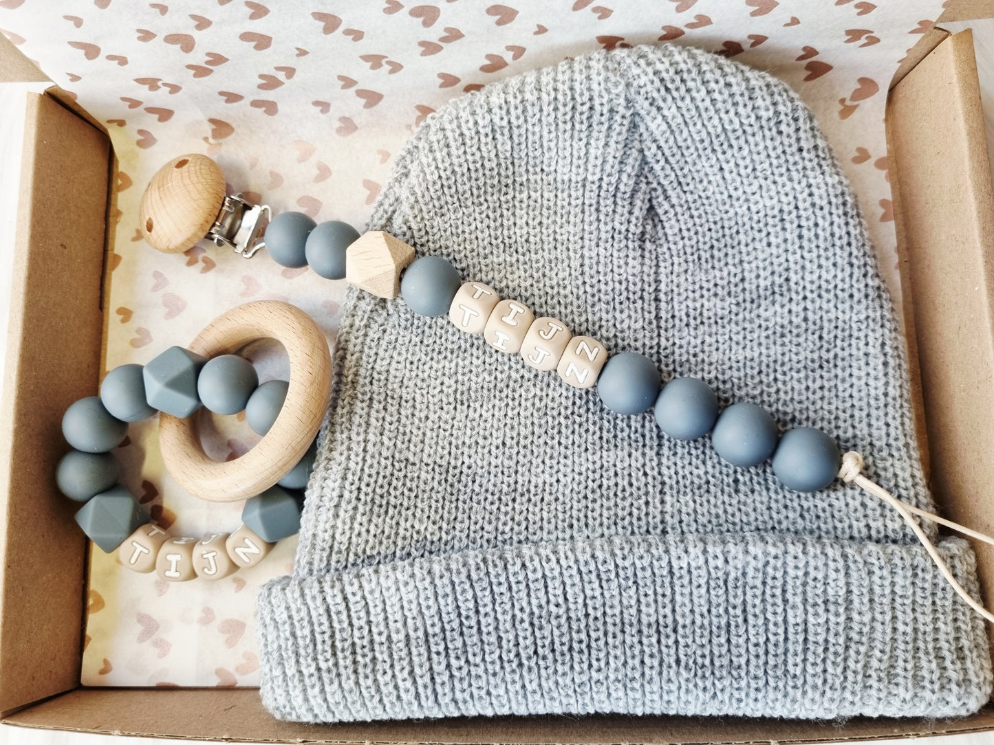 Kraamcadeau set Julian (baby mutsje, speenkoord, bijting)