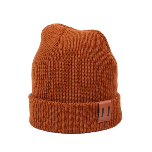 Met deze stoere beanie heeft je kleintje geen koud hoofd deze winter. Het leatherlook label maakt het helemaal af. baby beanie camel