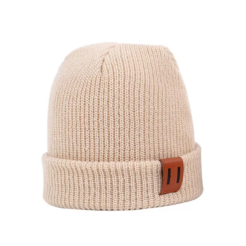 Met deze stoere beanie heeft je kleintje geen koud hoofd deze winter. Het leatherlook label maakt het helemaal af. baby beanie beige