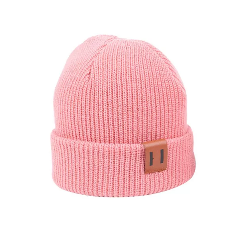 Met deze stoere beanie heeft je kleintje geen koud hoofd deze winter. Het leatherlook label maakt het helemaal af. baby beanie roze
