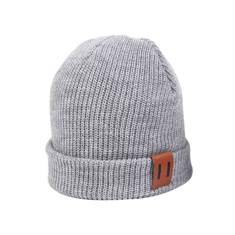 Met deze stoere beanie heeft je kleintje geen koud hoofd deze winter. Het leatherlook label maakt het helemaal af. baby beanie grijs