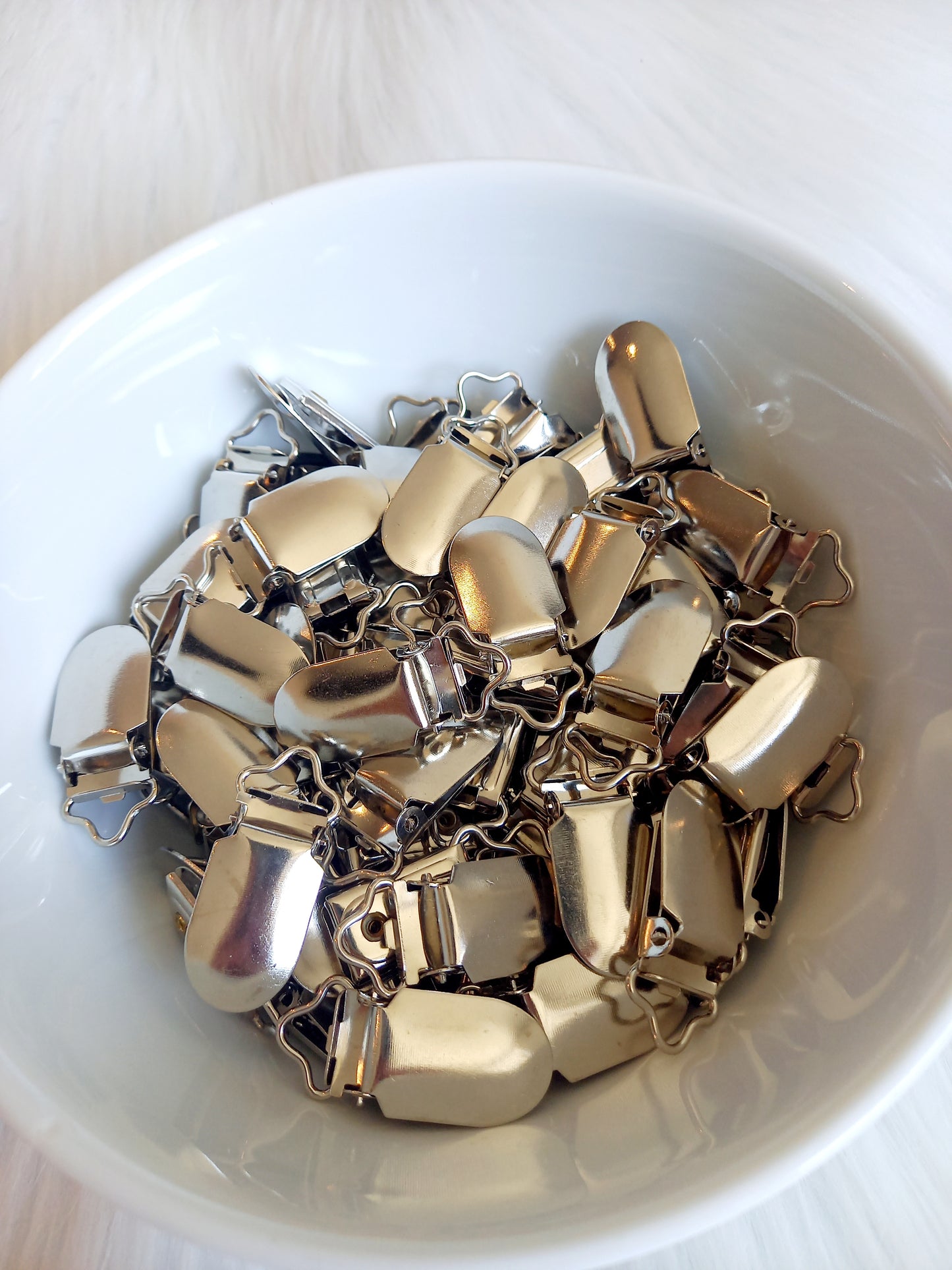 metalen clip/ speenclip voor speenkoord of wagenspanner. Metalen clip met platte bek Ze zijn ideaal om een speenkoord of wagenspanner te maken. Fijne stevige clips voor aan uw eigen creatie. diy