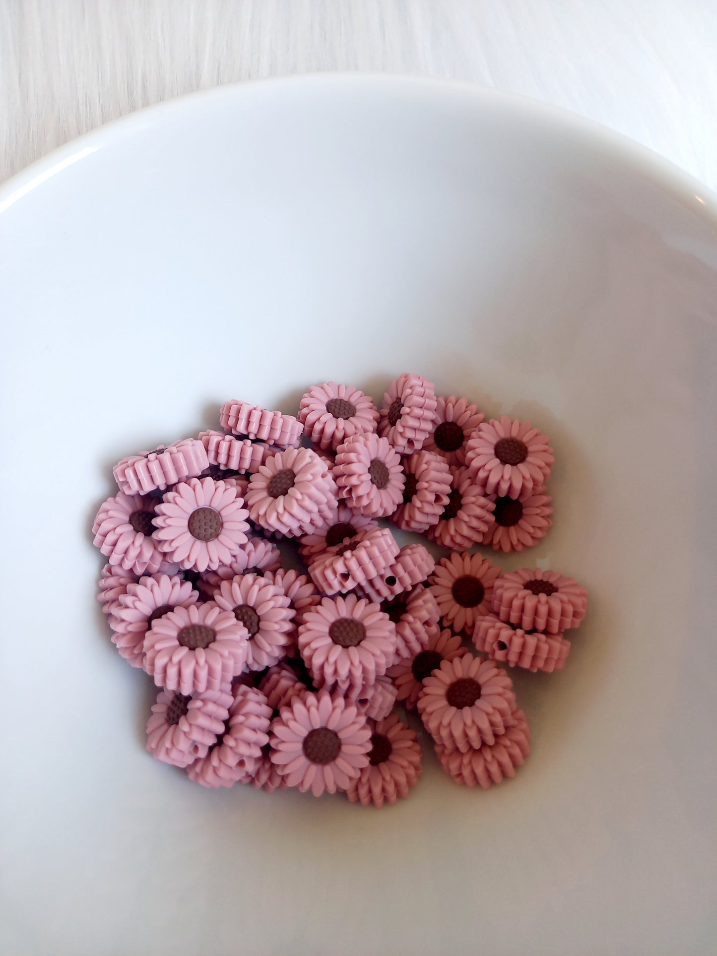 Met deze mooie siliconen daisy kralen kunt u de leukste creaties maken voor uw kleintje. Ze zijn geschikt voor: Speenkoorden, wagenspanners, bijtringen, diy, siliconen kraal daisy oud-roze
