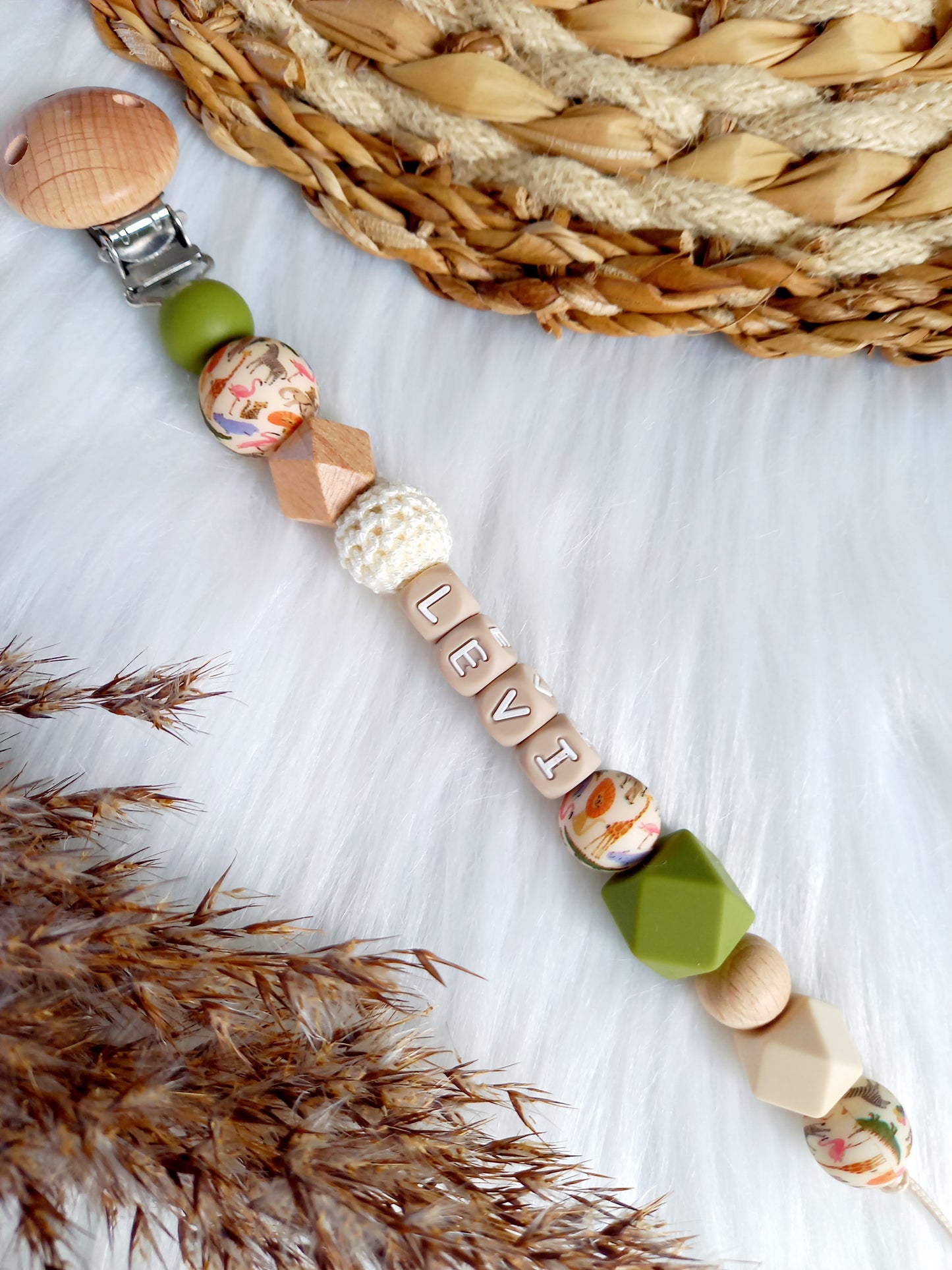 Met deze hippe speenkoord raak je je speen nooit meer kwijt. Hij is makkelijk te bevestigen op de kleding van je kleintje. Deze verantwoorde speenkoord is niet alleen handig maar ook heel hip. Speenketting, babyaccessoires, nursery, happy by lies, tuttenkoord, siliconen kralen. speenkoord met naam max safari