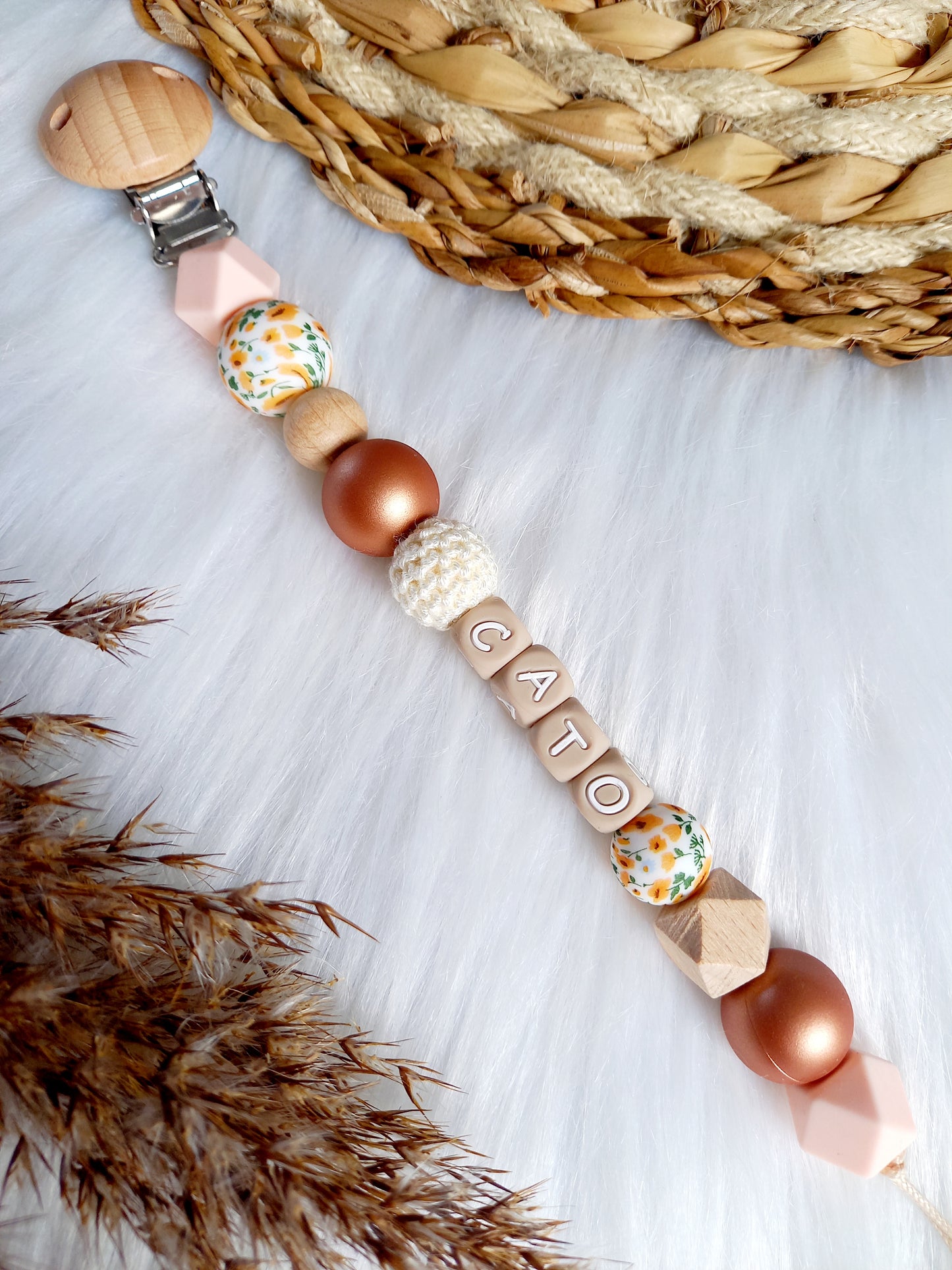 Met deze hippe speenkoord raak je je speen nooit meer kwijt. Hij is makkelijk te bevestigen op de kleding van je kleintje. Deze verantwoorde speenkoord is niet alleen handig maar ook heel hip. Speenketting, babyaccessoires, nursery, happy by lies, tuttenkoord, siliconen kralen. speenkoord met naam cato