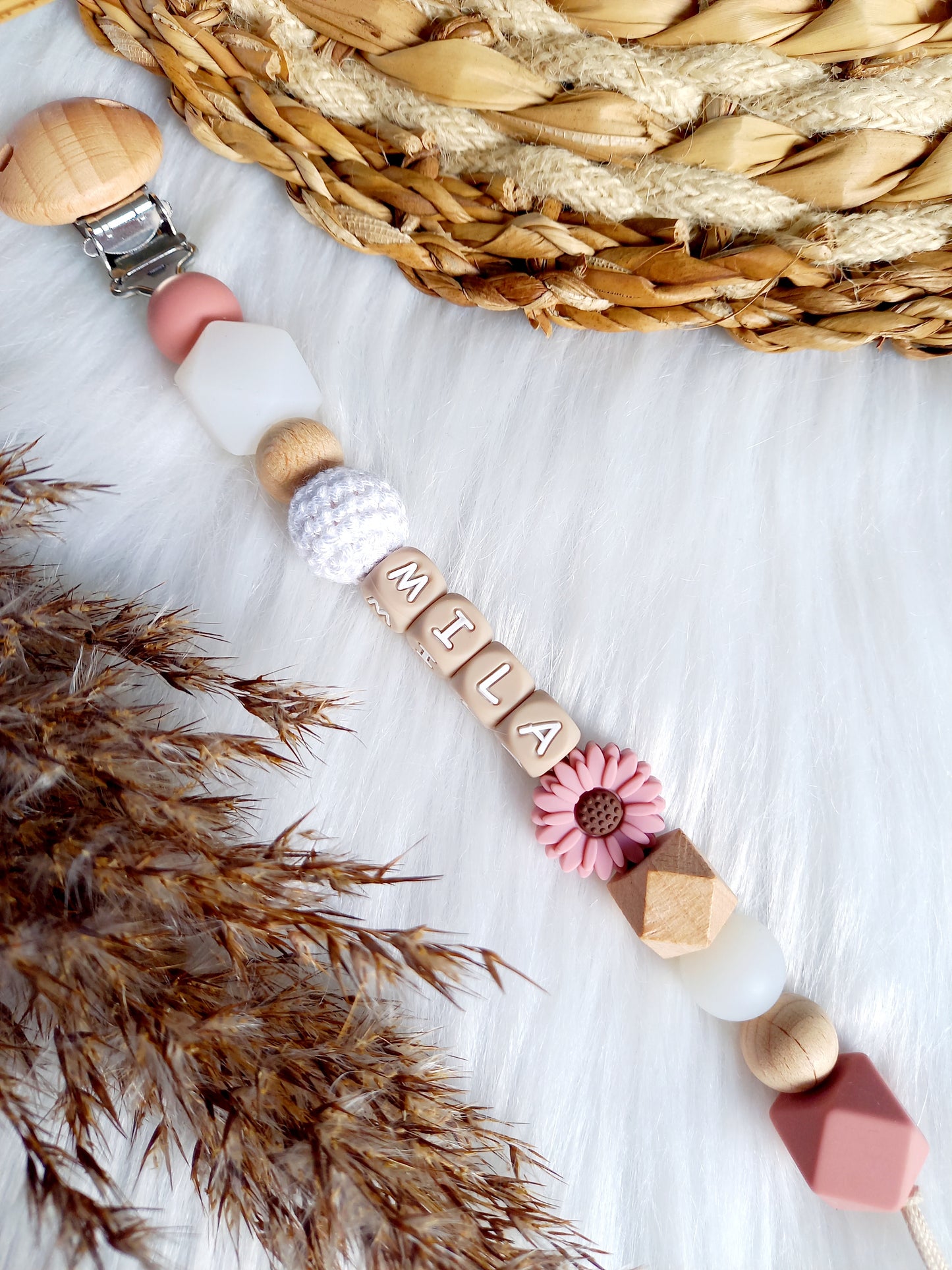 Met deze hippe speenkoord raak je je speen nooit meer kwijt. Hij is makkelijk te bevestigen op de kleding van je kleintje. Deze verantwoorde speenkoord is niet alleen handig maar ook heel hip. Speenketting, babyaccessoires, nursery, happy by lies, tuttenkoord, siliconen kralen. speenkoord met naam daisy powderblush/ clear