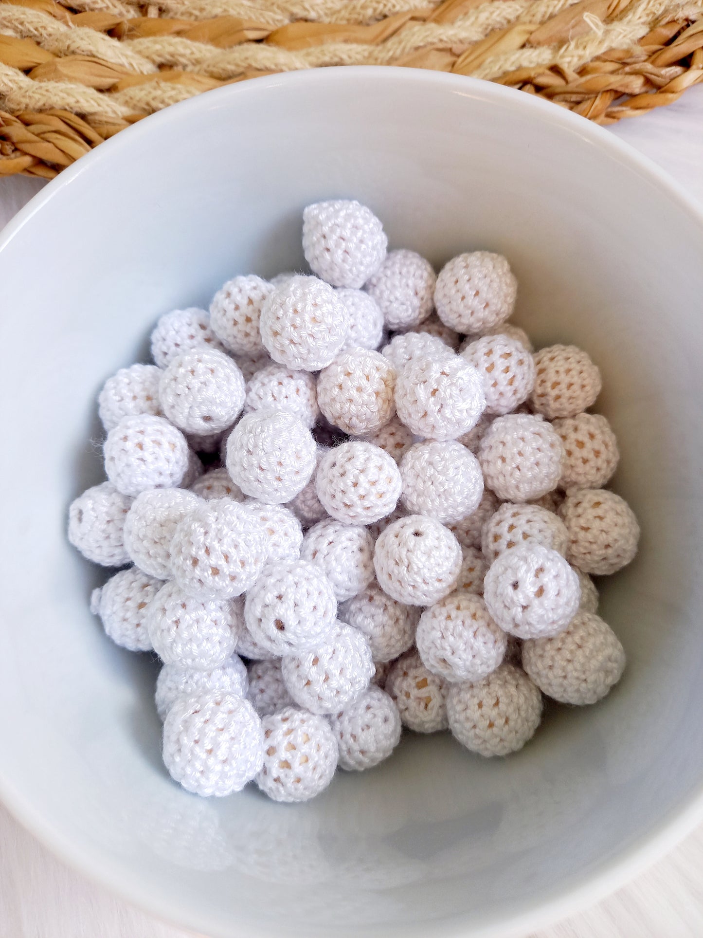 gehaakte kralen Met deze mooie gehaakte katoenen kralen kunt u de leukste creaties maken voor uw kleintje. Ze zijn geschikt voor: Speenkoorden, wagenspanners, bijtringen en nog veel meer. diy, gehaakte kralen wit