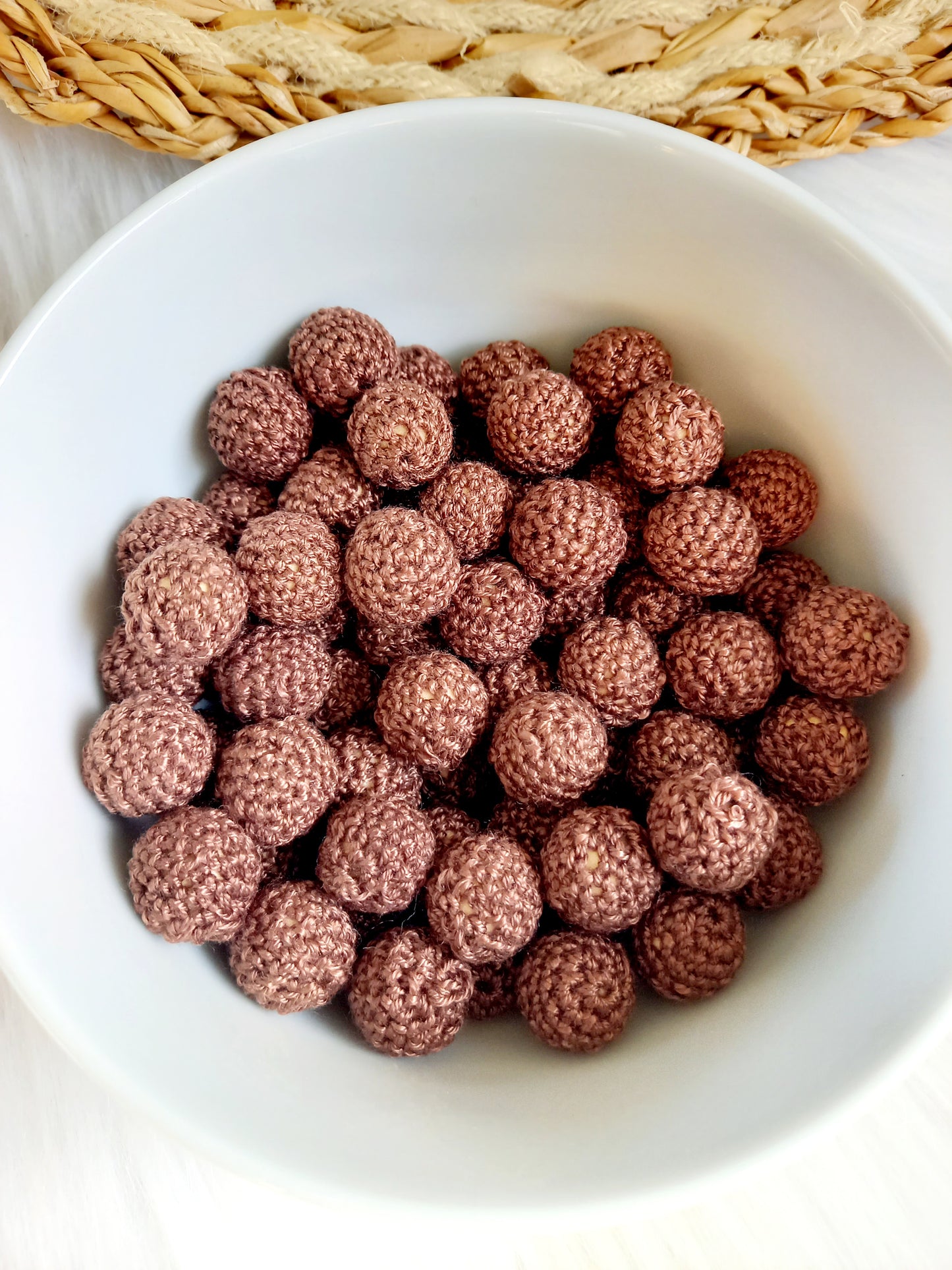 gehaakte kralen Met deze mooie gehaakte katoenen kralen kunt u de leukste creaties maken voor uw kleintje. Ze zijn geschikt voor: Speenkoorden, wagenspanners, bijtringen en nog veel meer. diy, gehaakte kralen donker bruin