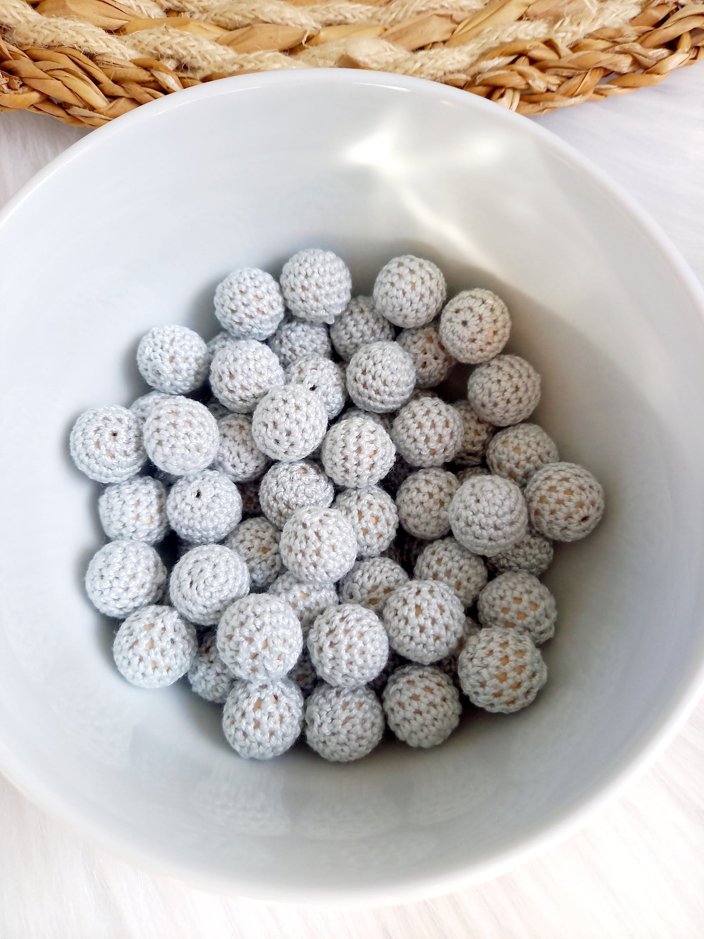 gehaakte kralen Met deze mooie gehaakte katoenen kralen kunt u de leukste creaties maken voor uw kleintje. Ze zijn geschikt voor: Speenkoorden, wagenspanners, bijtringen en nog veel meer. diy, gehaakte kralen licht grijs
