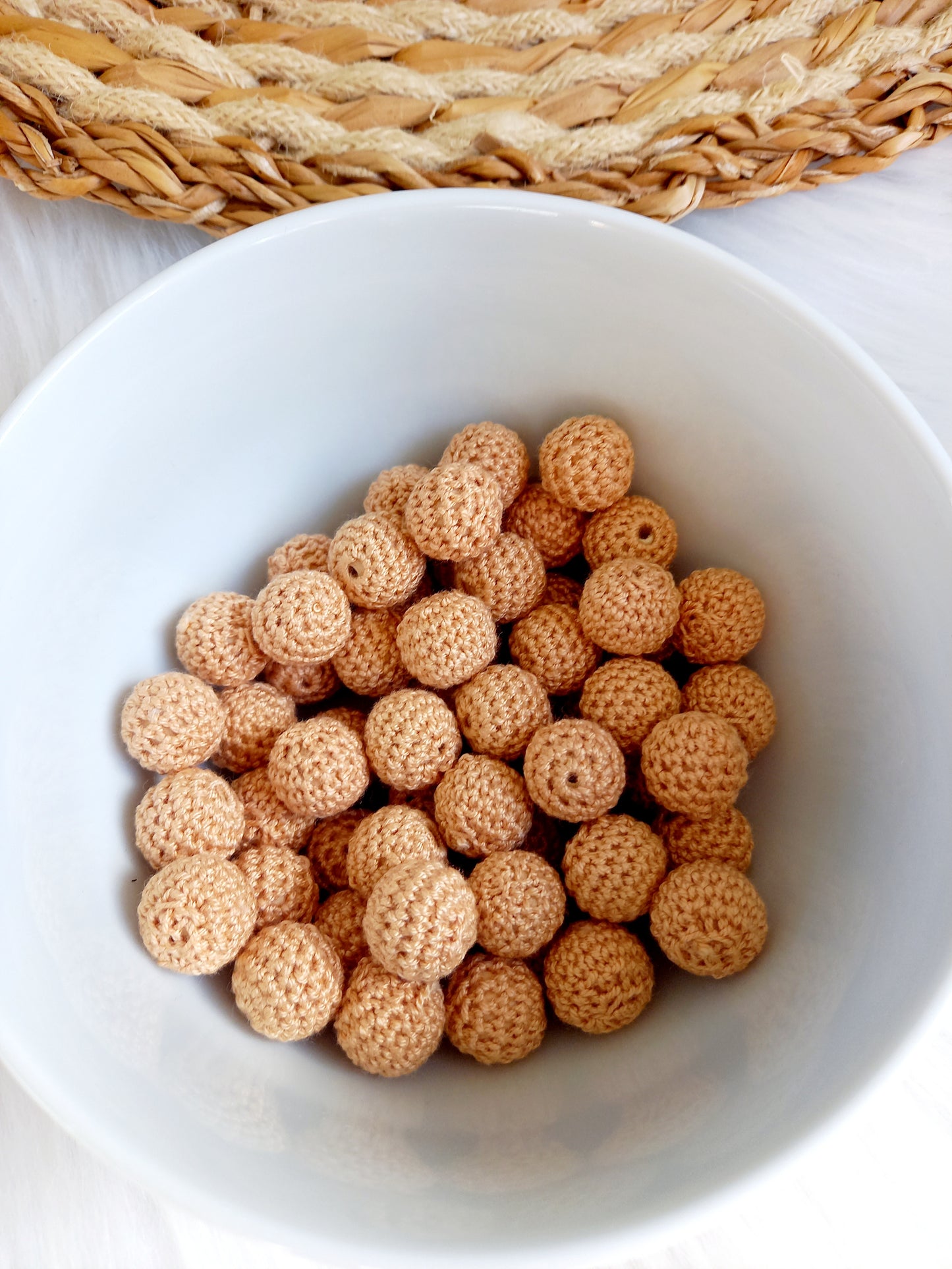 gehaakte kralen Met deze mooie gehaakte katoenen kralen kunt u de leukste creaties maken voor uw kleintje. Ze zijn geschikt voor: Speenkoorden, wagenspanners, bijtringen en nog veel meer. diy, gehaakte kralen beige