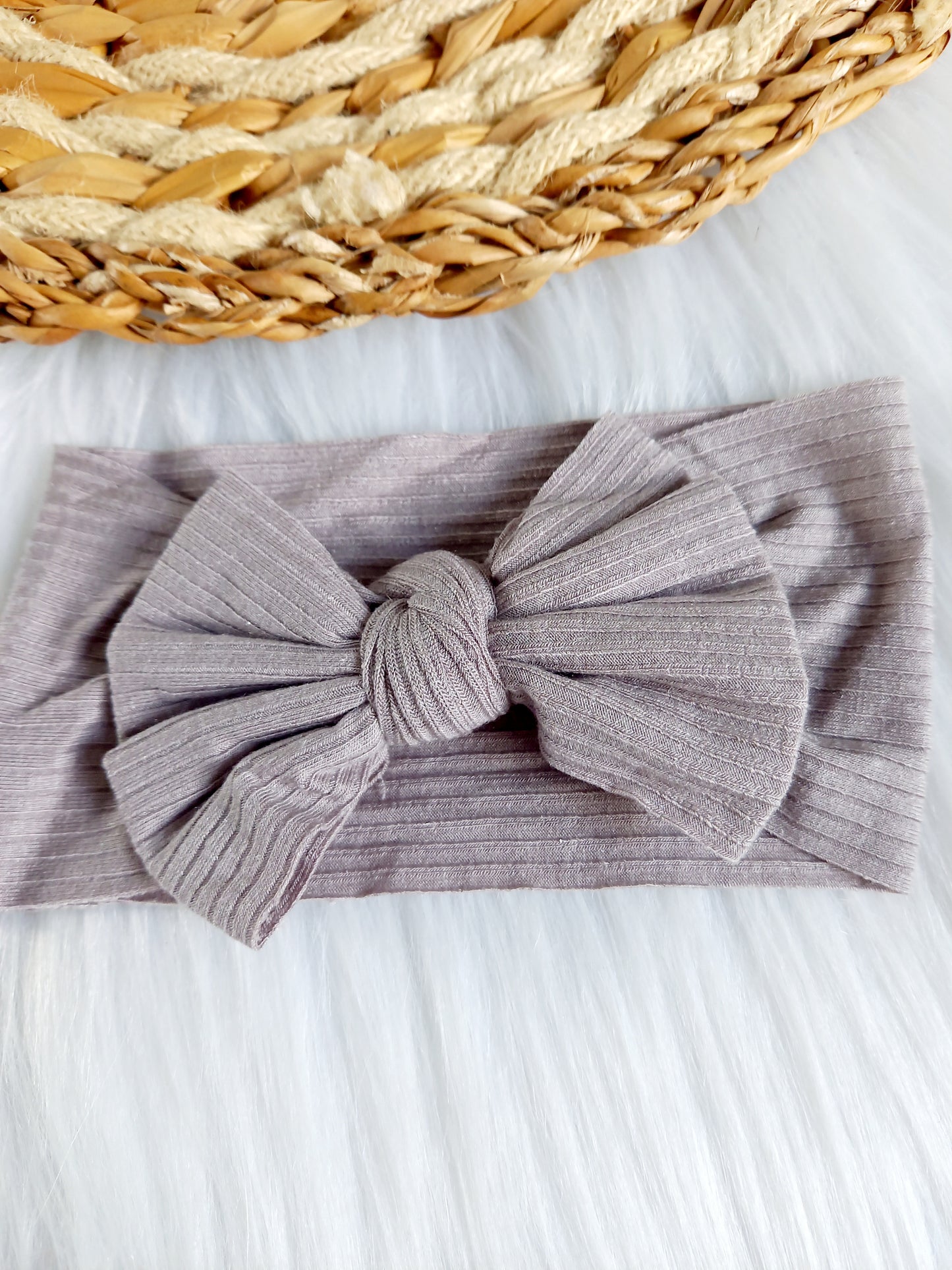 Dit super leuke haarbandjes voor kleine meisjes het is gemaakt van lekker zachte stof en stretcht lekker mee. Ze zijn verkrijgbaar in verschillende kleuren zodat je het kan matchen bij het outfit van je meisje. kinderhaarband, haaraccessoires, baby haarband, winterhaarband, Haarband twist, haarband lotte