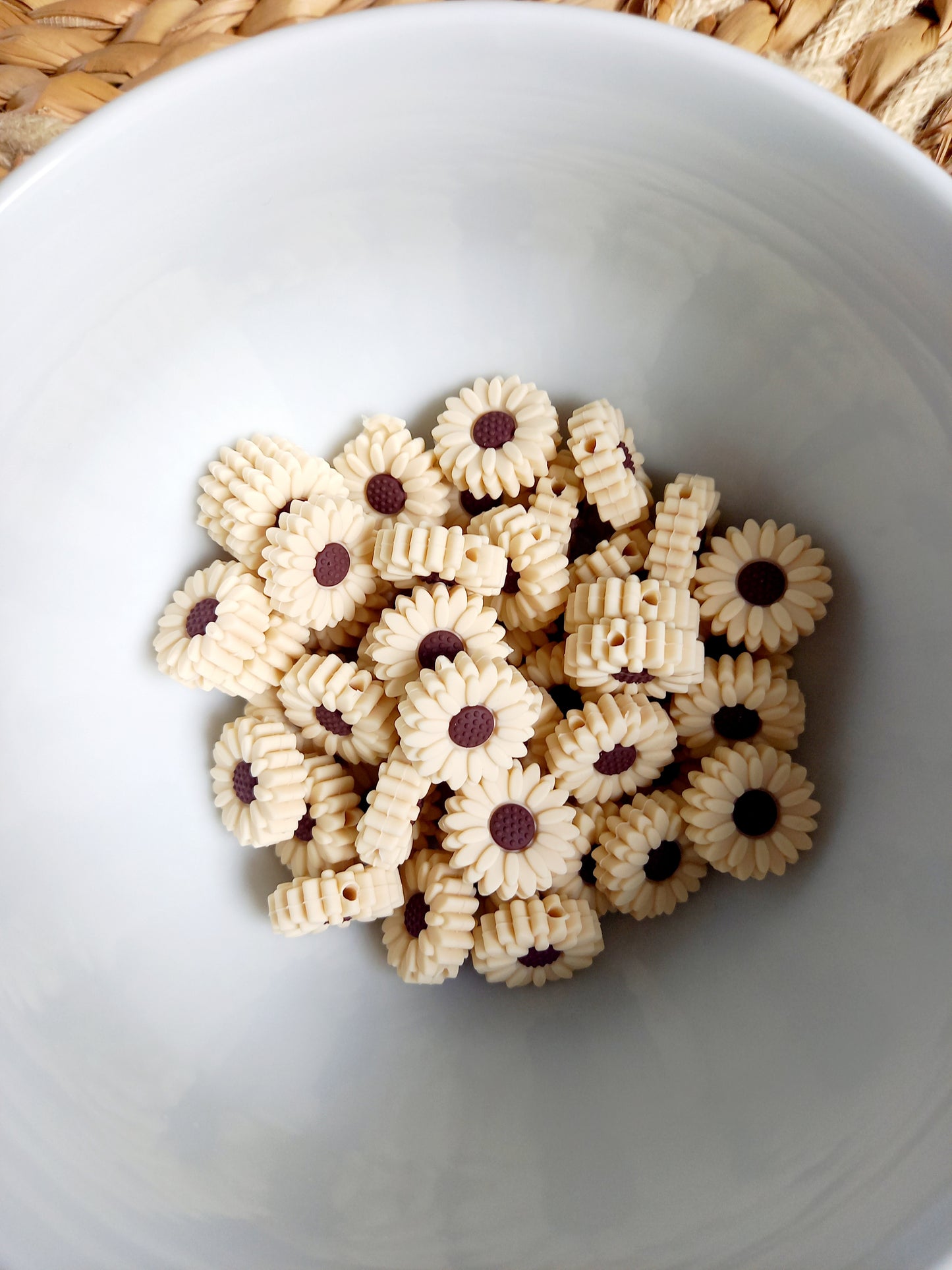 Met deze mooie siliconen daisy kralen kunt u de leukste creaties maken voor uw kleintje. Ze zijn geschikt voor: Speenkoorden, wagenspanners, bijtringen, diy, siliconen kraal daisy beige