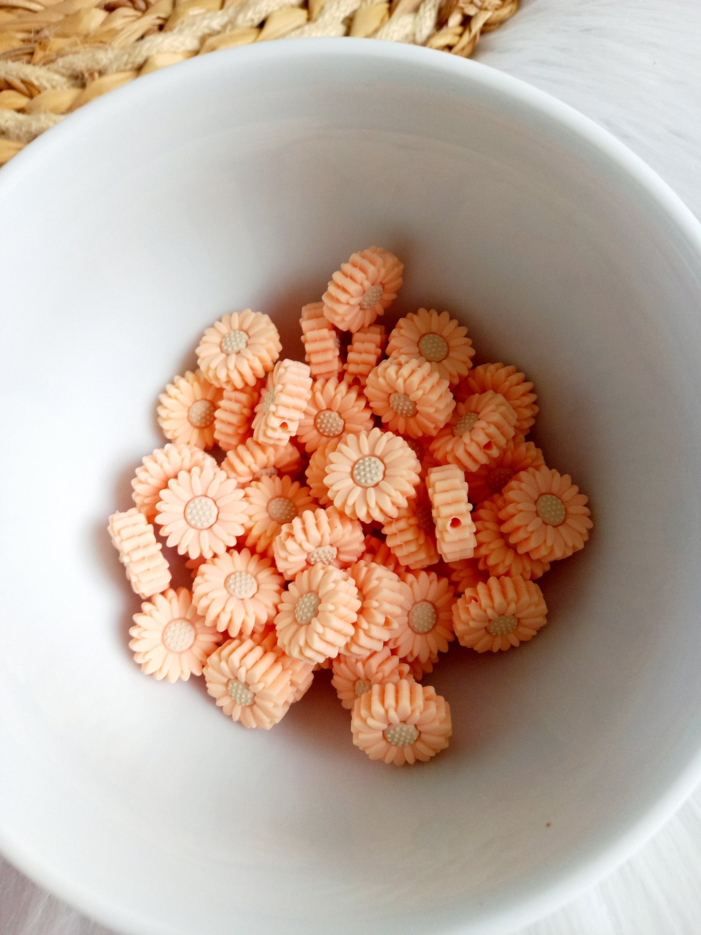 Met deze mooie siliconen daisy kralen kunt u de leukste creaties maken voor uw kleintje. Ze zijn geschikt voor: Speenkoorden, wagenspanners, bijtringen, diy, siliconen kraal daisy peach