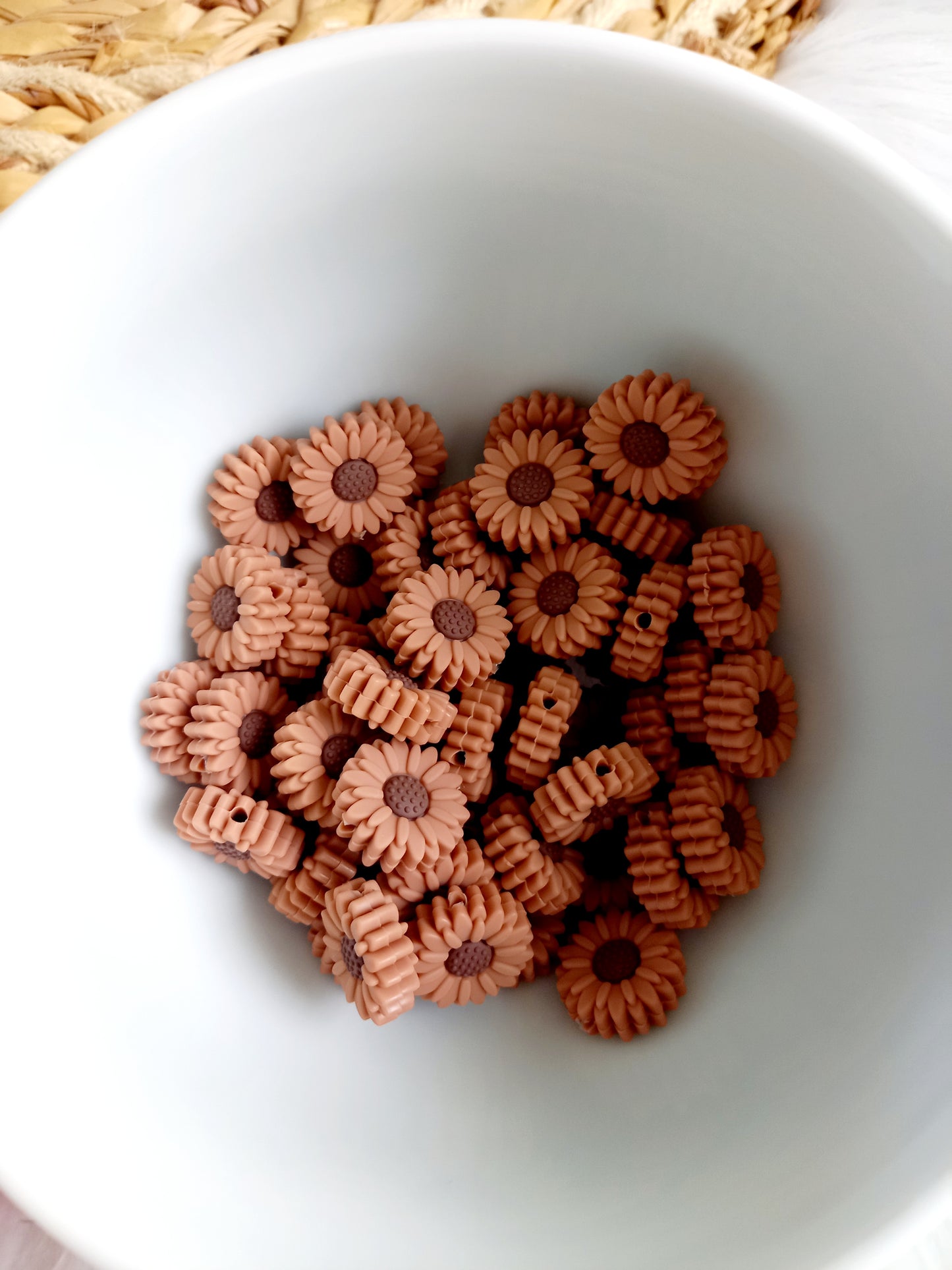 Met deze mooie siliconen daisy kralen kunt u de leukste creaties maken voor uw kleintje. Ze zijn geschikt voor: Speenkoorden, wagenspanners, bijtringen, diy, siliconen kraal daisy bruin