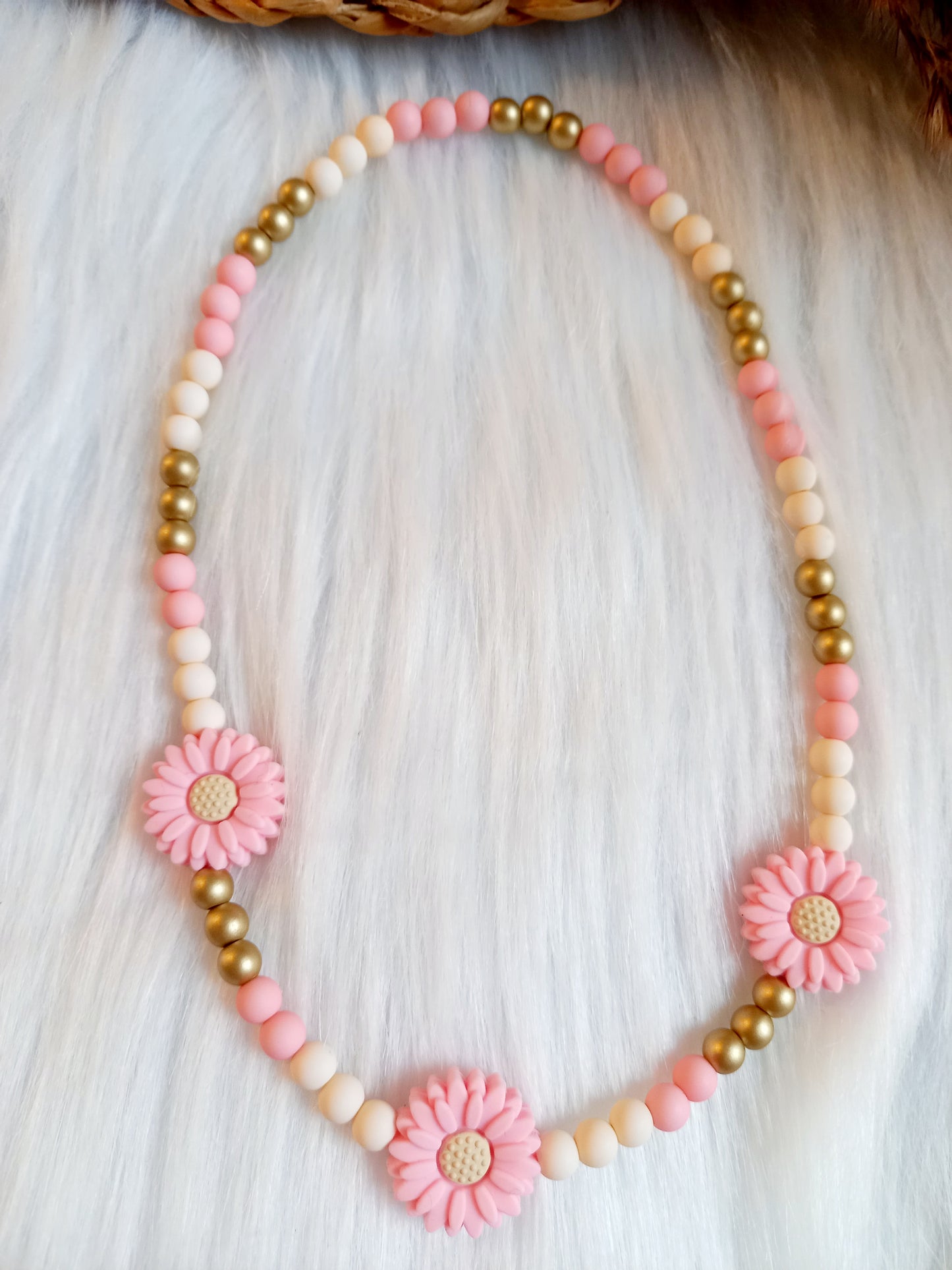 De trendy daisy bloemetjes zijn echt een musthave voor de zomer. Door de elastiek is hij lang door te dragen. Kindersieraden, kinderaccessoires, kado, cadeau, daisy kinderketting, madelief roze/goud