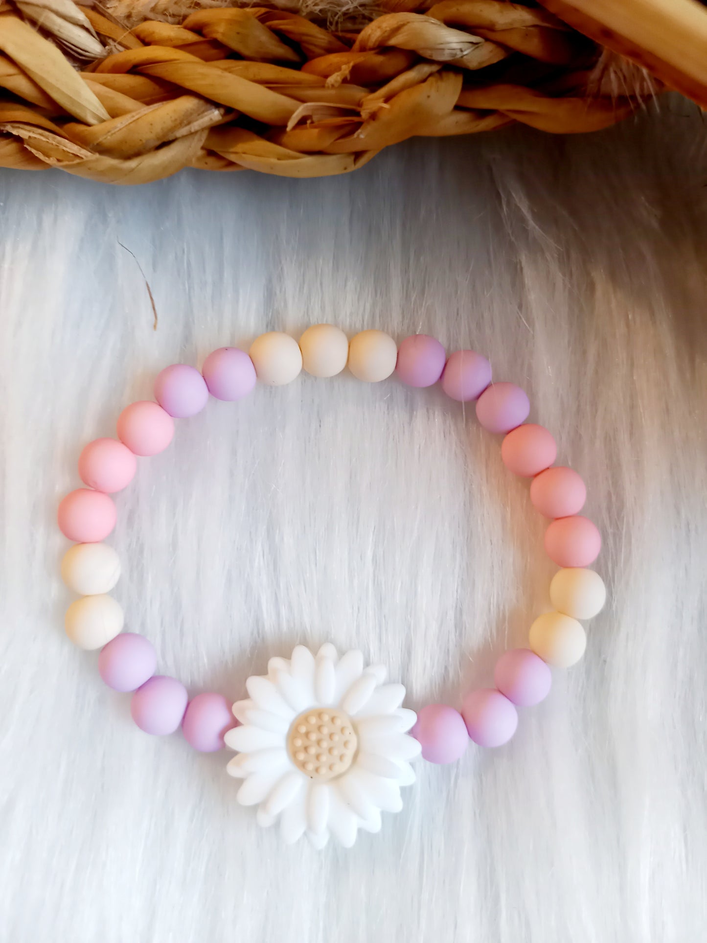 De trendy daisy bloemetjes zijn echt een musthave voor de zomer. Door de elastiek is hij lang door te dragen. Kindersieraden, kinderaccessoires, kado, cadeau, daisy kinderarmband, madelief roze/ lila