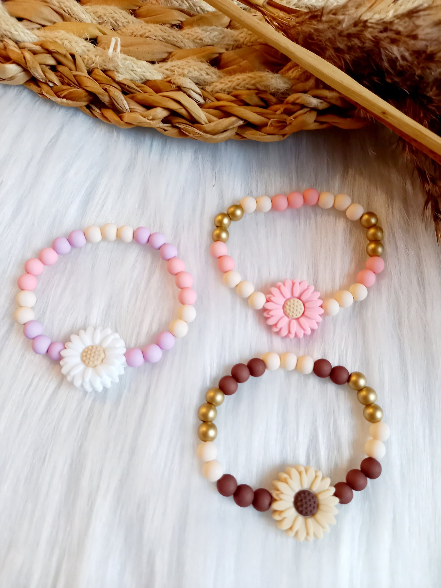De trendy daisy bloemetjes zijn echt een musthave voor de zomer. Door de elastiek is hij lang door te dragen. Kindersieraden, kinderaccessoires, kado, cadeau, daisy kinderarmband, madelief roze/lila