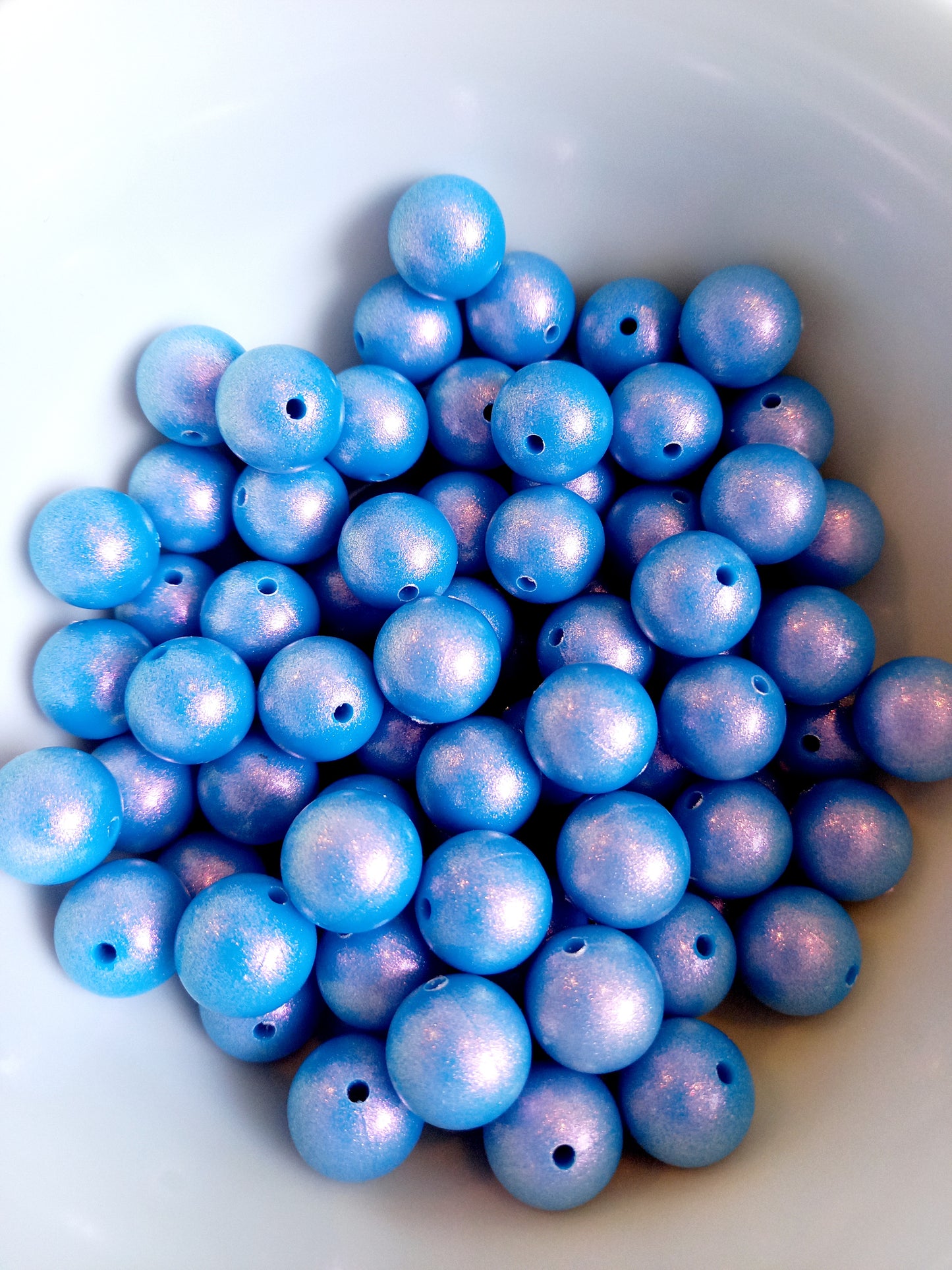 glossy siliconen kralen Met deze mooie glossy siliconen kralen kunt u de leukste creaties maken voor uw kleintje. Ze zijn geschikt voor: Speenkoorden, wagenspanners, bijtringen en nog veel meer. De kralen zijn goed gekeurd en veilig voor uw kleintje. BPA-vrij. diy, zelf maken, speenkoord maken