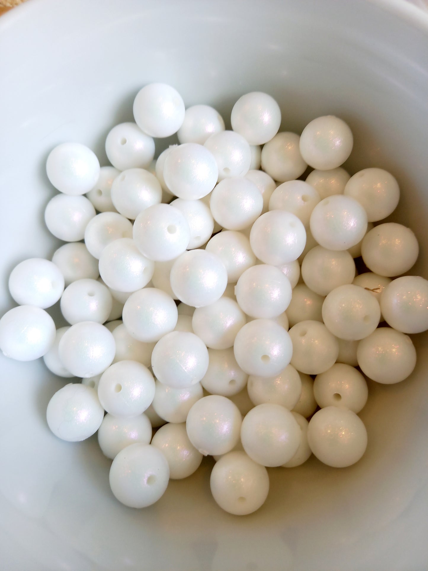 glossy siliconen kralen Met deze mooie glossy siliconen kralen kunt u de leukste creaties maken voor uw kleintje. Ze zijn geschikt voor: Speenkoorden, wagenspanners, bijtringen en nog veel meer. De kralen zijn goed gekeurd en veilig voor uw kleintje. BPA-vrij. diy, zelf maken, speenkoord maken
