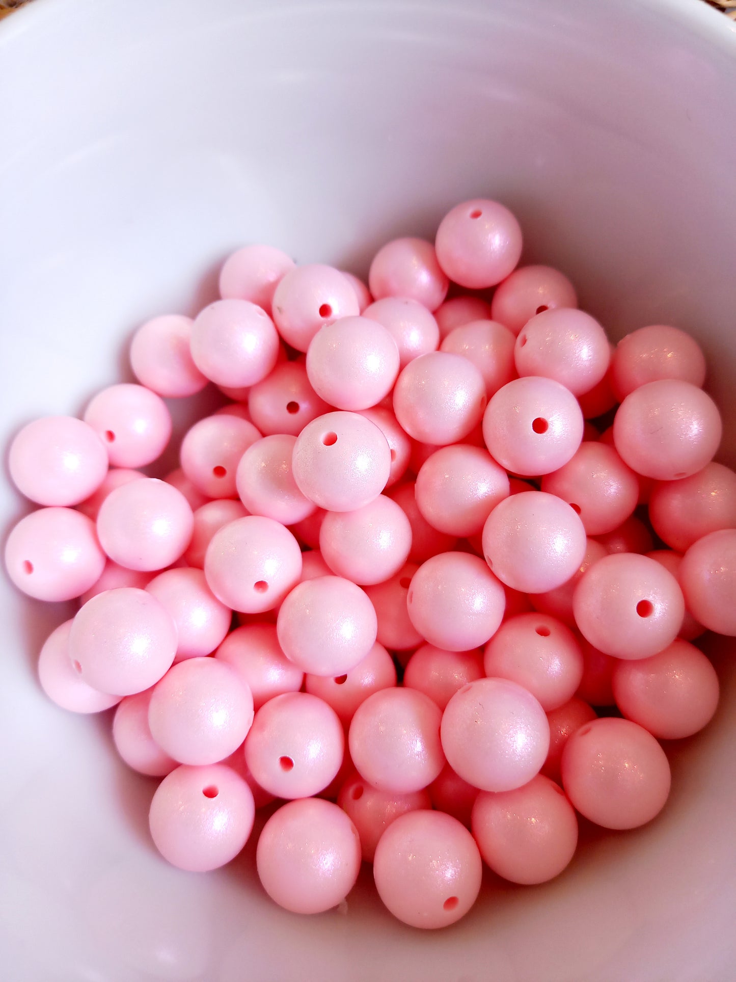 glossy siliconen kralen Met deze mooie glossy siliconen kralen kunt u de leukste creaties maken voor uw kleintje. Ze zijn geschikt voor: Speenkoorden, wagenspanners, bijtringen en nog veel meer. De kralen zijn goed gekeurd en veilig voor uw kleintje. BPA-vrij. diy, zelf maken, speenkoord maken