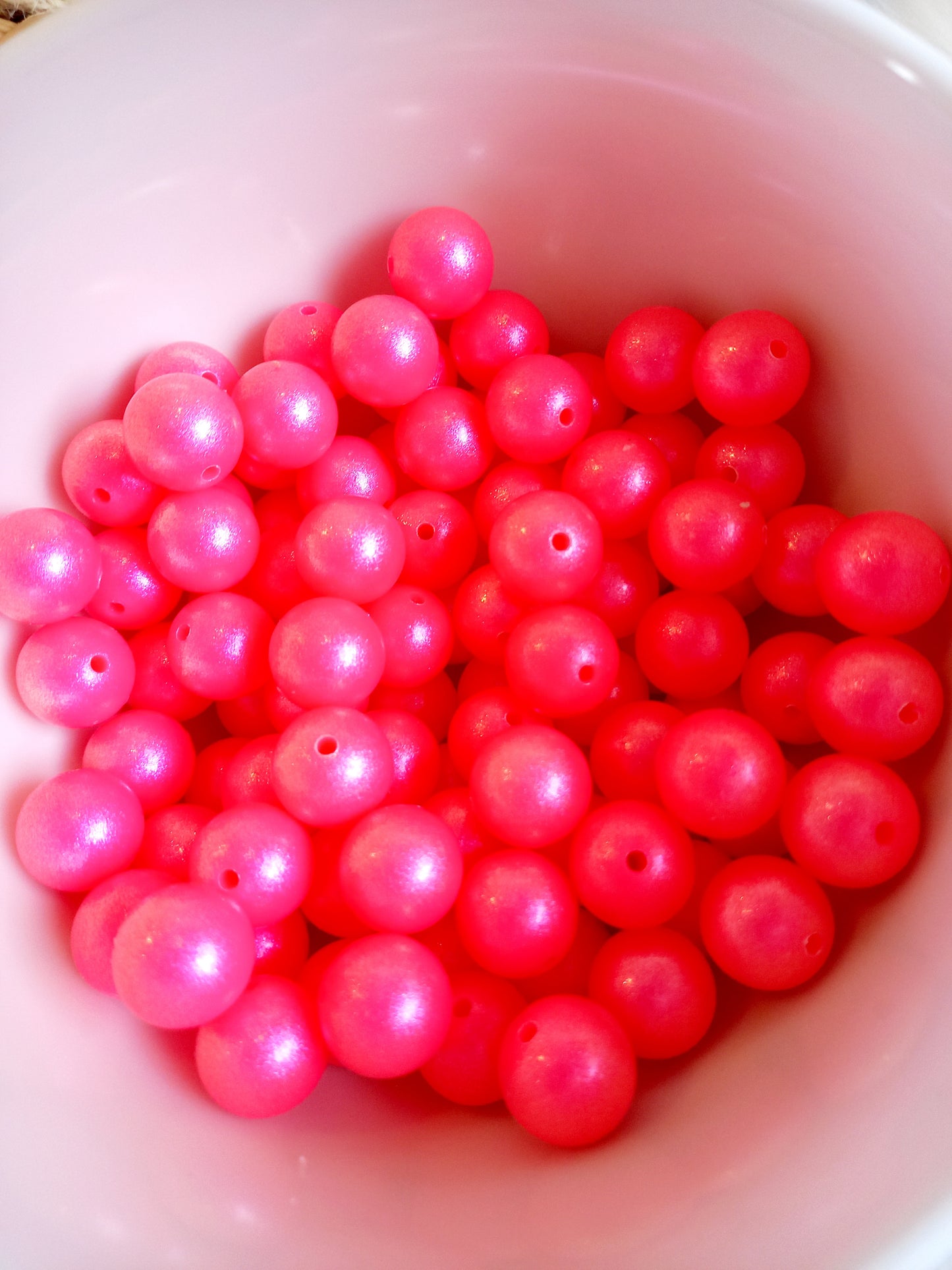 glossy siliconen kralen Met deze mooie glossy siliconen kralen kunt u de leukste creaties maken voor uw kleintje. Ze zijn geschikt voor: Speenkoorden, wagenspanners, bijtringen en nog veel meer. De kralen zijn goed gekeurd en veilig voor uw kleintje. BPA-vrij. diy, zelf maken, speenkoord maken