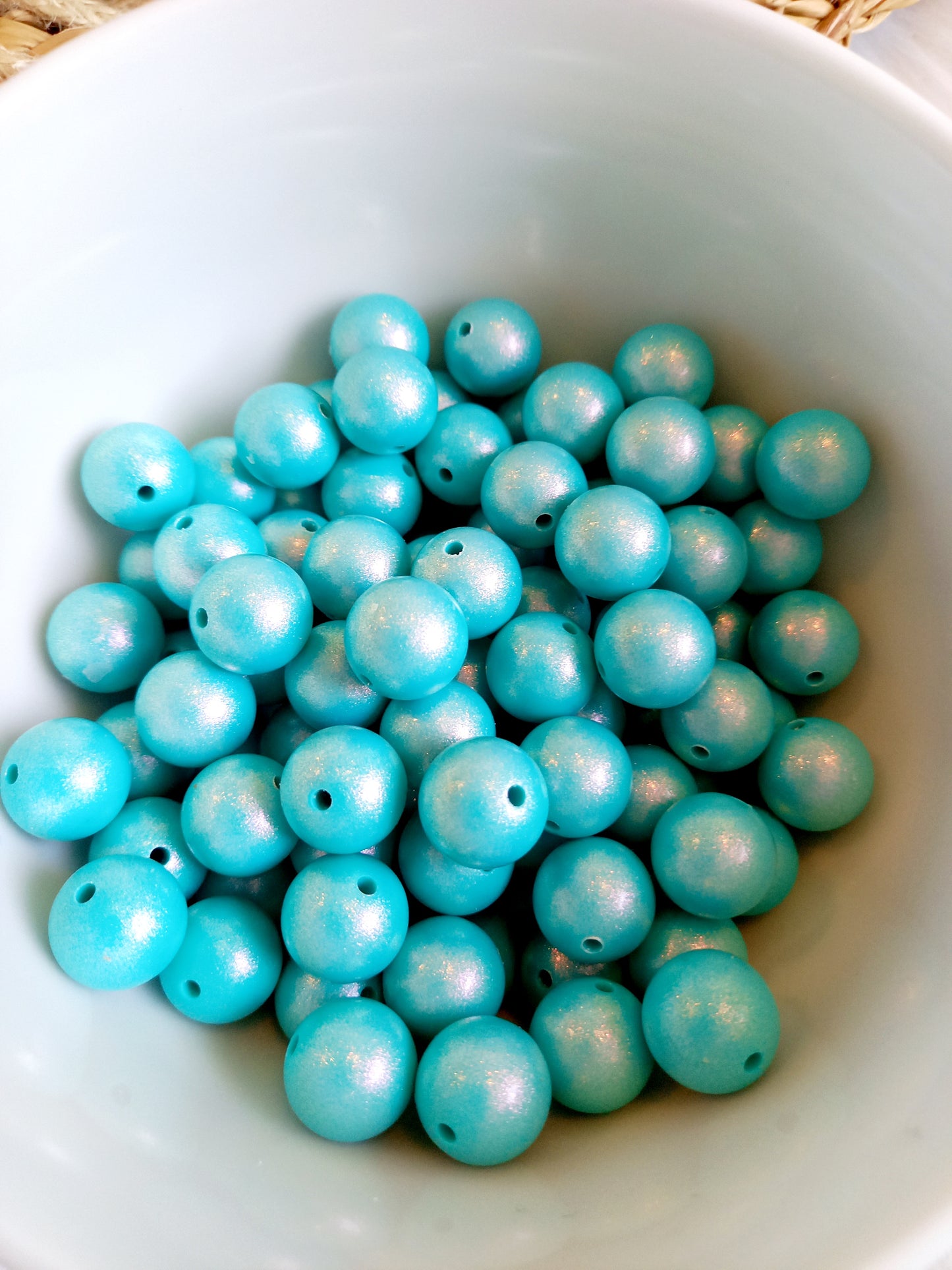 glossy siliconen kralen Met deze mooie glossy siliconen kralen kunt u de leukste creaties maken voor uw kleintje. Ze zijn geschikt voor: Speenkoorden, wagenspanners, bijtringen en nog veel meer. De kralen zijn goed gekeurd en veilig voor uw kleintje. BPA-vrij. diy, zelf maken, speenkoord maken