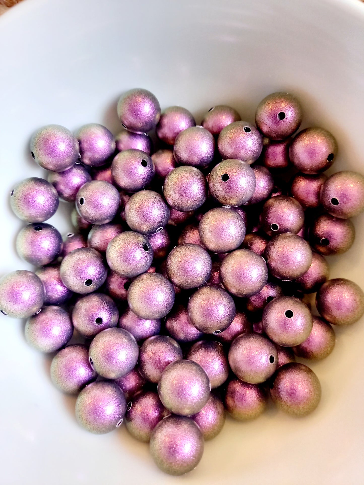 glossy siliconen kralen Met deze mooie glossy siliconen kralen kunt u de leukste creaties maken voor uw kleintje. Ze zijn geschikt voor: Speenkoorden, wagenspanners, bijtringen en nog veel meer. De kralen zijn goed gekeurd en veilig voor uw kleintje. BPA-vrij. diy, zelf maken, speenkoord maken