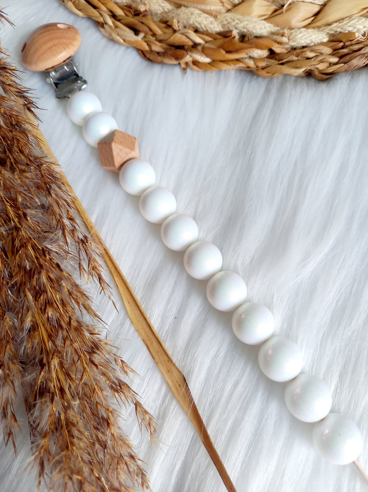 Met deze hippe speenkoord raak je je speen nooit meer kwijt. Hij is makkelijk te bevestigen op de kleding van je kleintje. Deze verantwoorde speenkoord is niet alleen handig maar ook heel hip. Speenketting, babyaccessoires, nursery, happy by lies, tuttenkoord, siliconen kralen. speenkoord met naam uni glossy wit