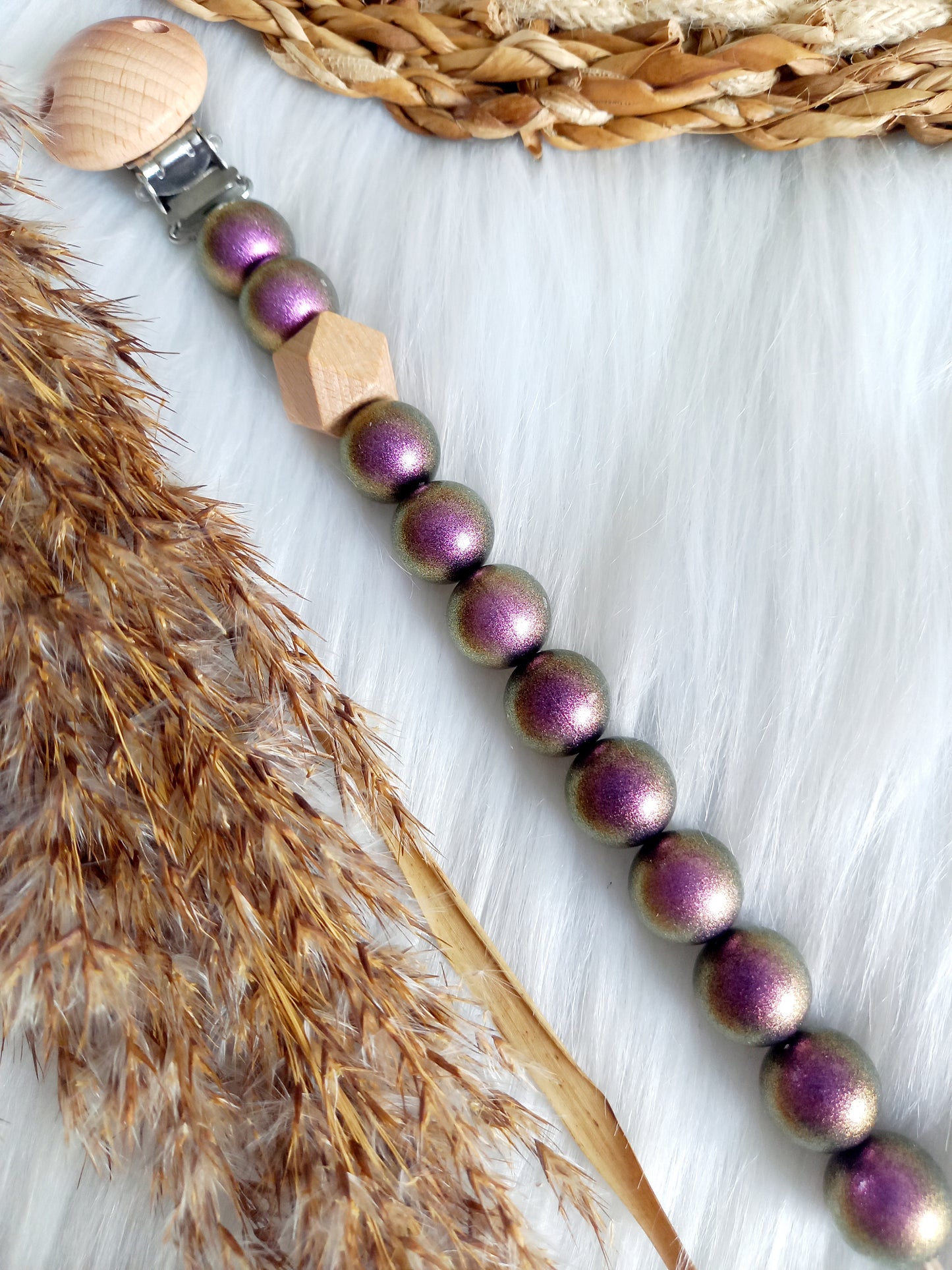 Met deze hippe speenkoord raak je je speen nooit meer kwijt. Hij is makkelijk te bevestigen op de kleding van je kleintje. Deze verantwoorde speenkoord is niet alleen handig maar ook heel hip. Speenketting, babyaccessoires, nursery, happy by lies, tuttenkoord, siliconen kralen. speenkoord met naam uni glossy oil